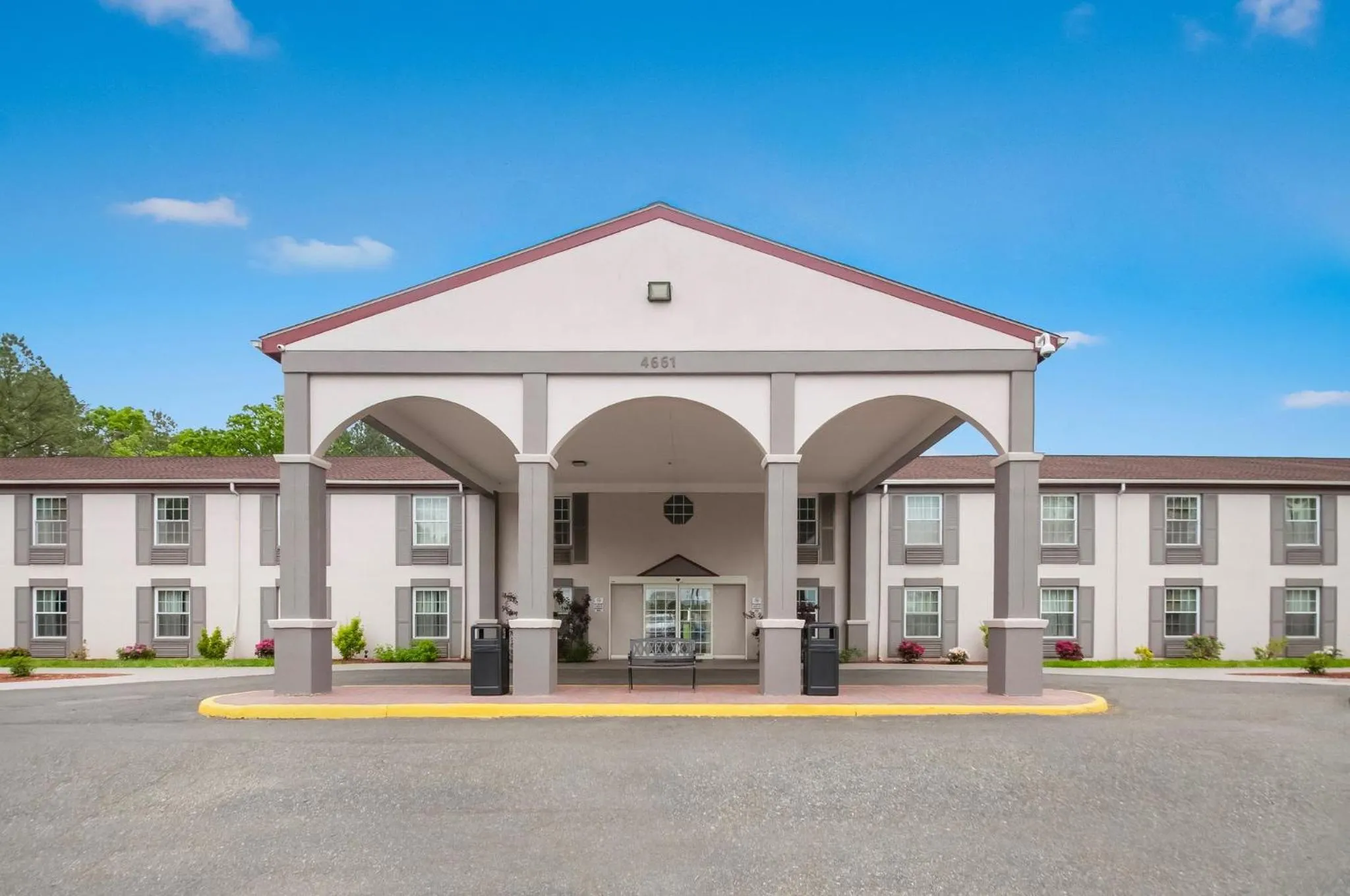 Property building in Red Roof Inn Dahlgren - Naval Base