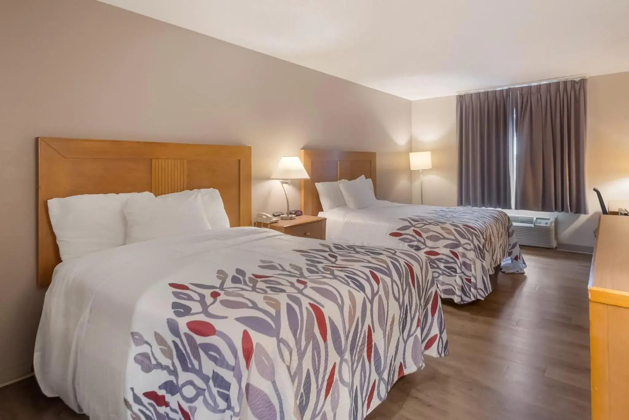 Photo of the whole room, Bed in Red Roof Inn Dahlgren - Naval Base Photo of the whole room, Bed in Red Roof Inn Dahlgren - Naval Base