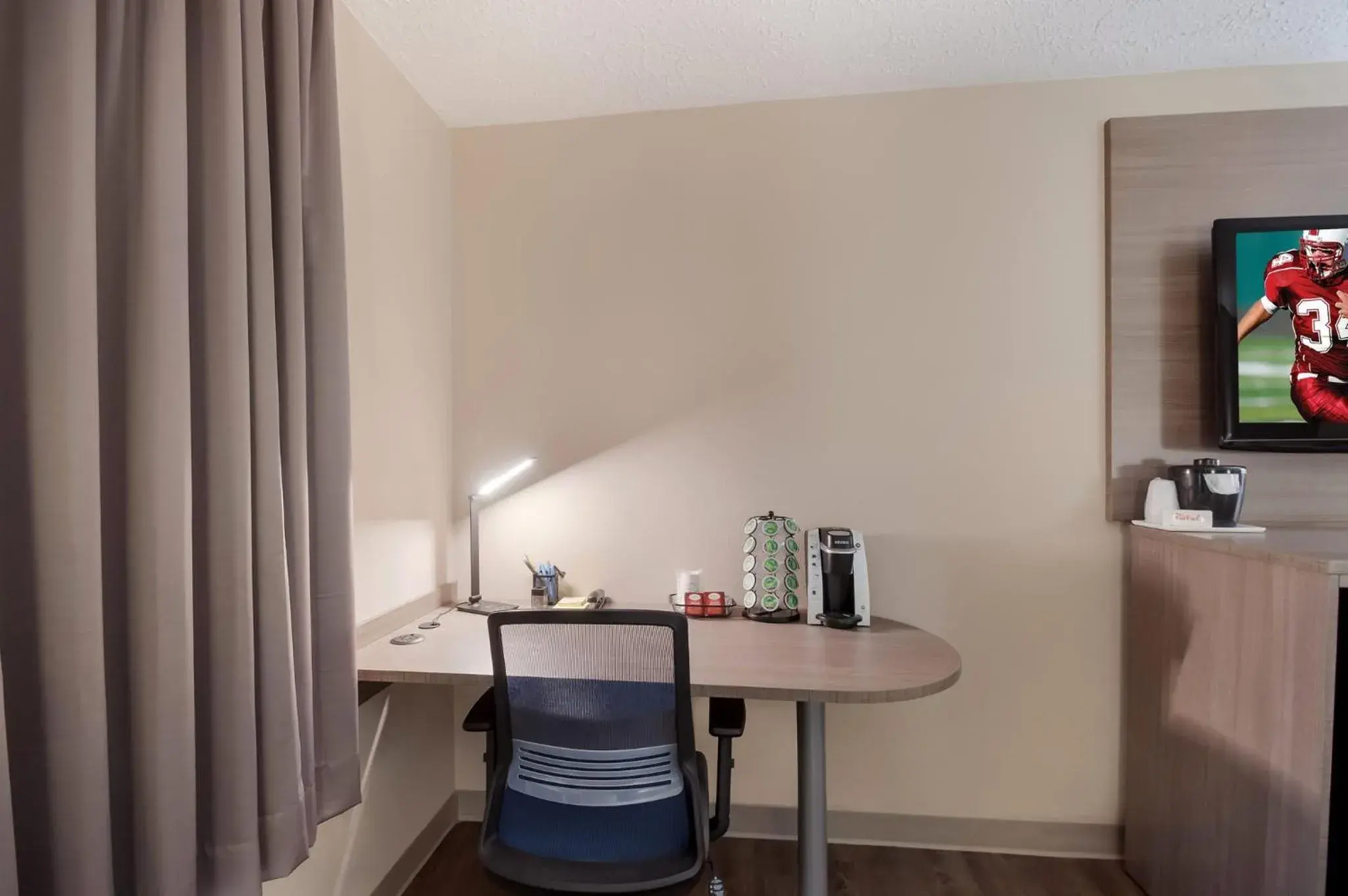 Photo of the whole room in Red Roof Inn Dahlgren - Naval Base Photo of the whole room in Red Roof Inn Dahlgren - Naval Base