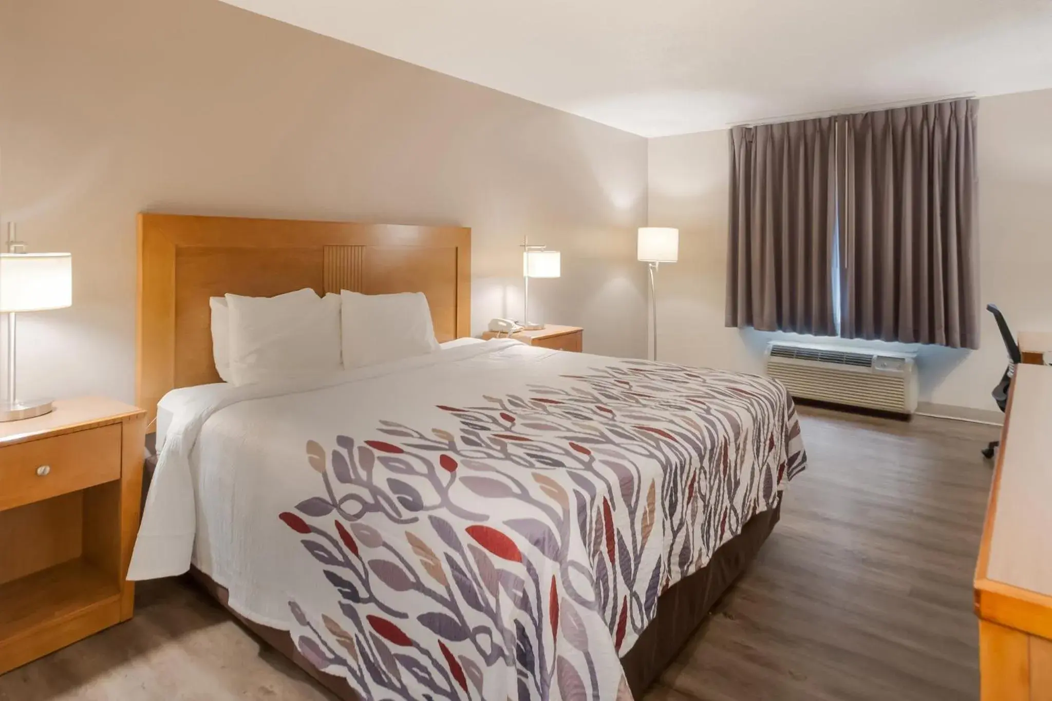 Deluxe King Room Non-Smoking in Red Roof Inn Dahlgren - Naval Base Deluxe King Room Non-Smoking in Red Roof Inn Dahlgren - Naval Base