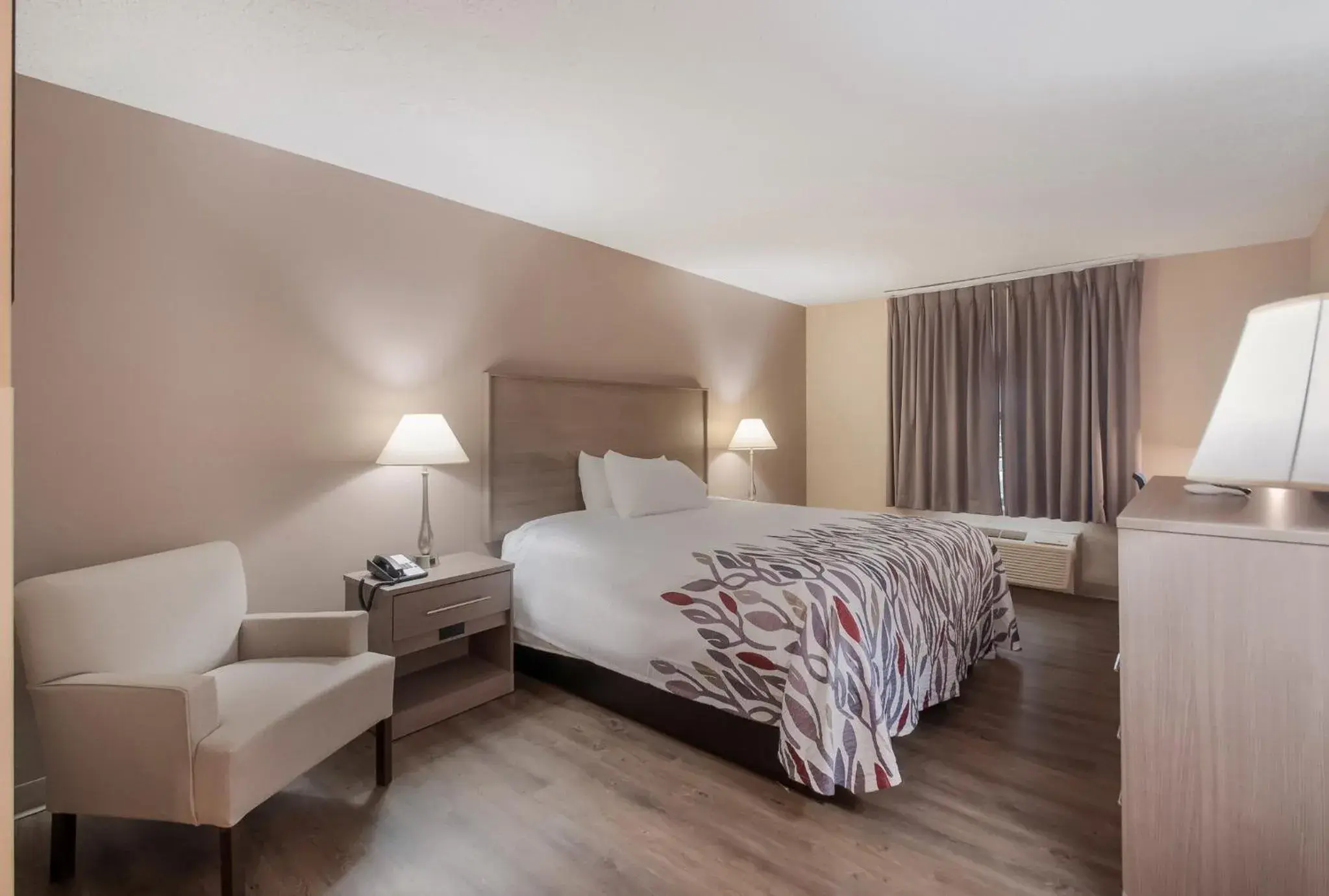 Photo of the whole room, Bed in Red Roof Inn Dahlgren - Naval Base Photo of the whole room, Bed in Red Roof Inn Dahlgren - Naval Base