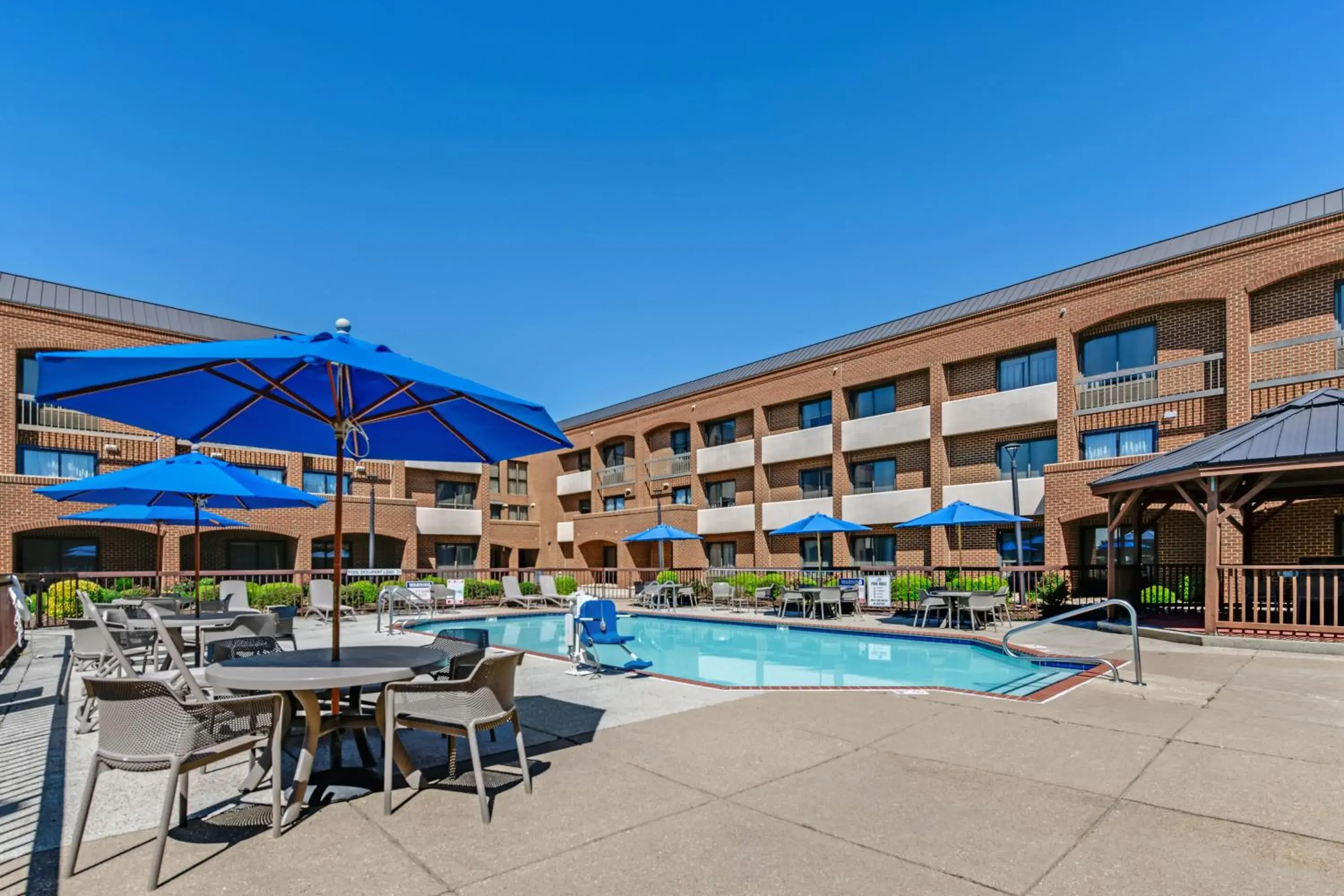Property building in Comfort Suites Chesapeake - Norfolk Property building in Comfort Suites Chesapeake - Norfolk