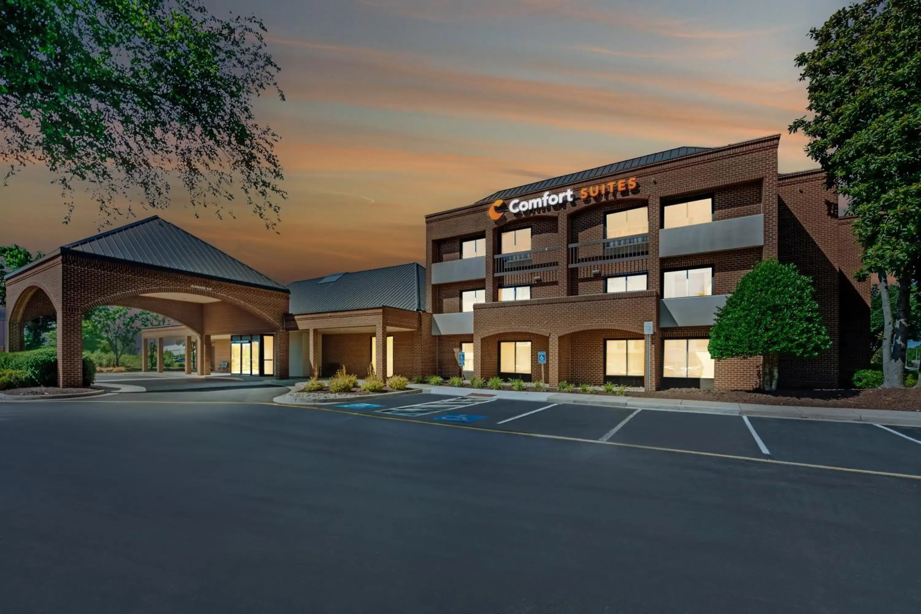 Property building in Comfort Suites Chesapeake - Norfolk Property building in Comfort Suites Chesapeake - Norfolk