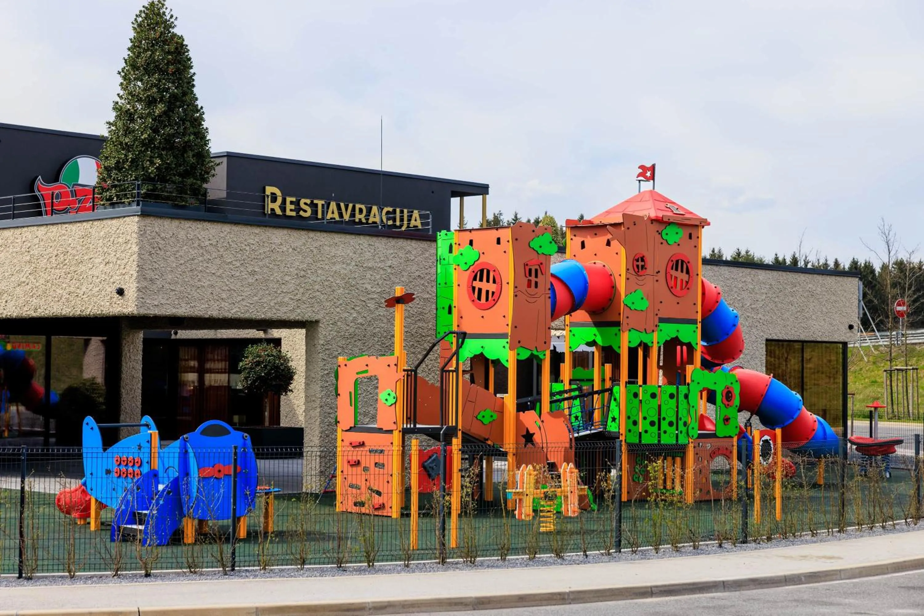 Restaurant/places to eat in Hotel A plus