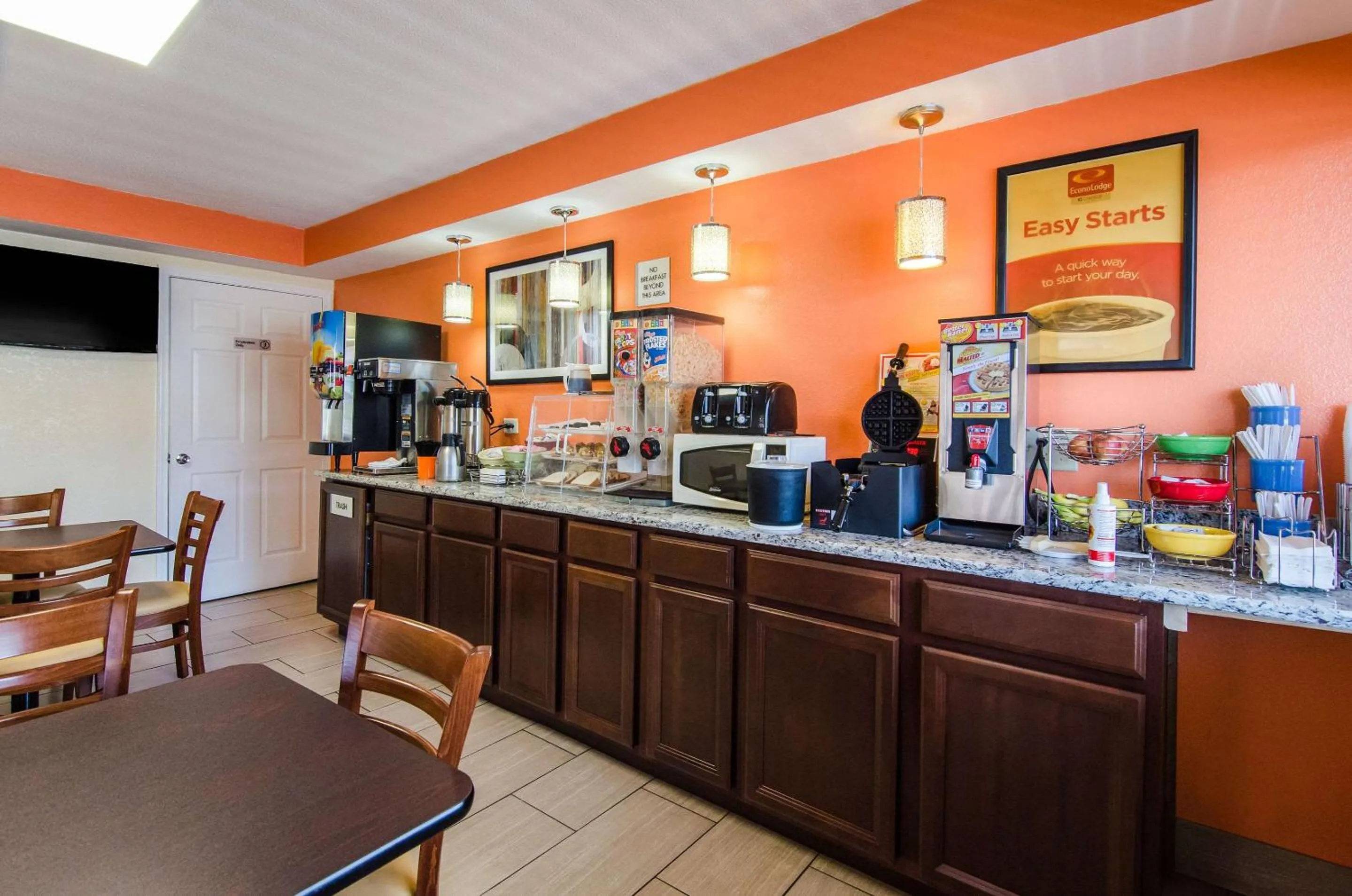 Restaurant/places to eat in Econo Lodge Near Motor Speedway