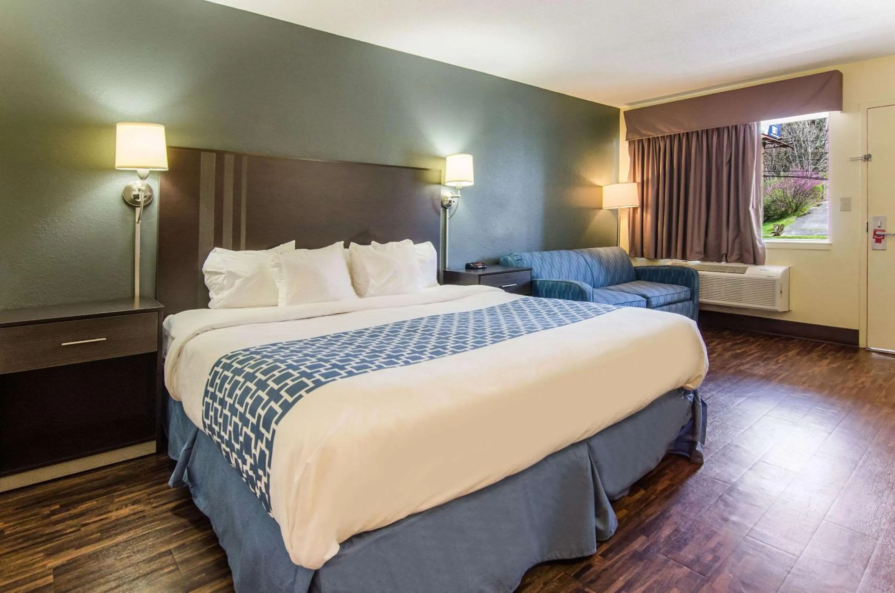 Photo of the whole room, Bed in Econo Lodge Near Motor Speedway