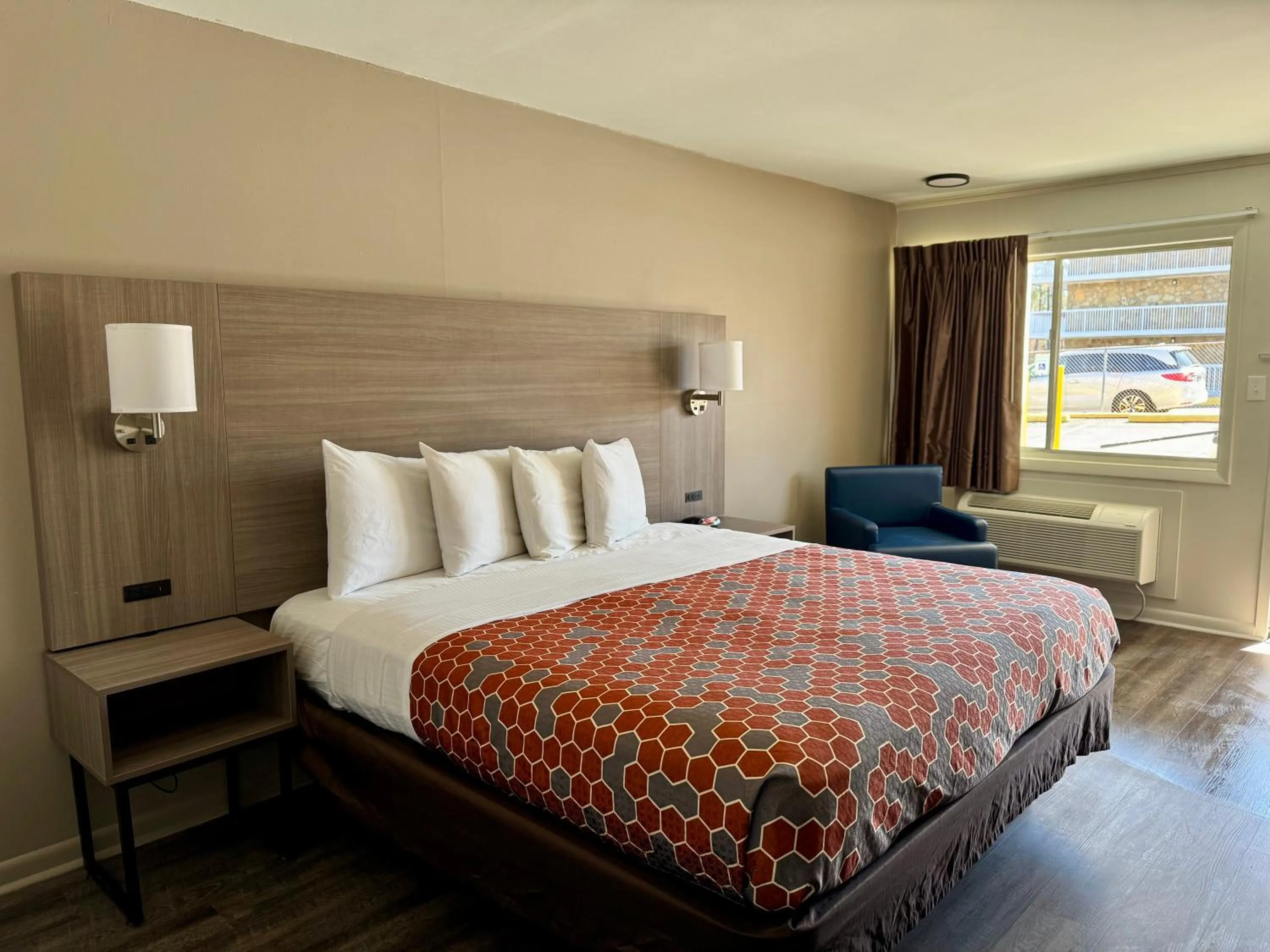 Bedroom, Bed in Econo Lodge Charlottesville North - University Area