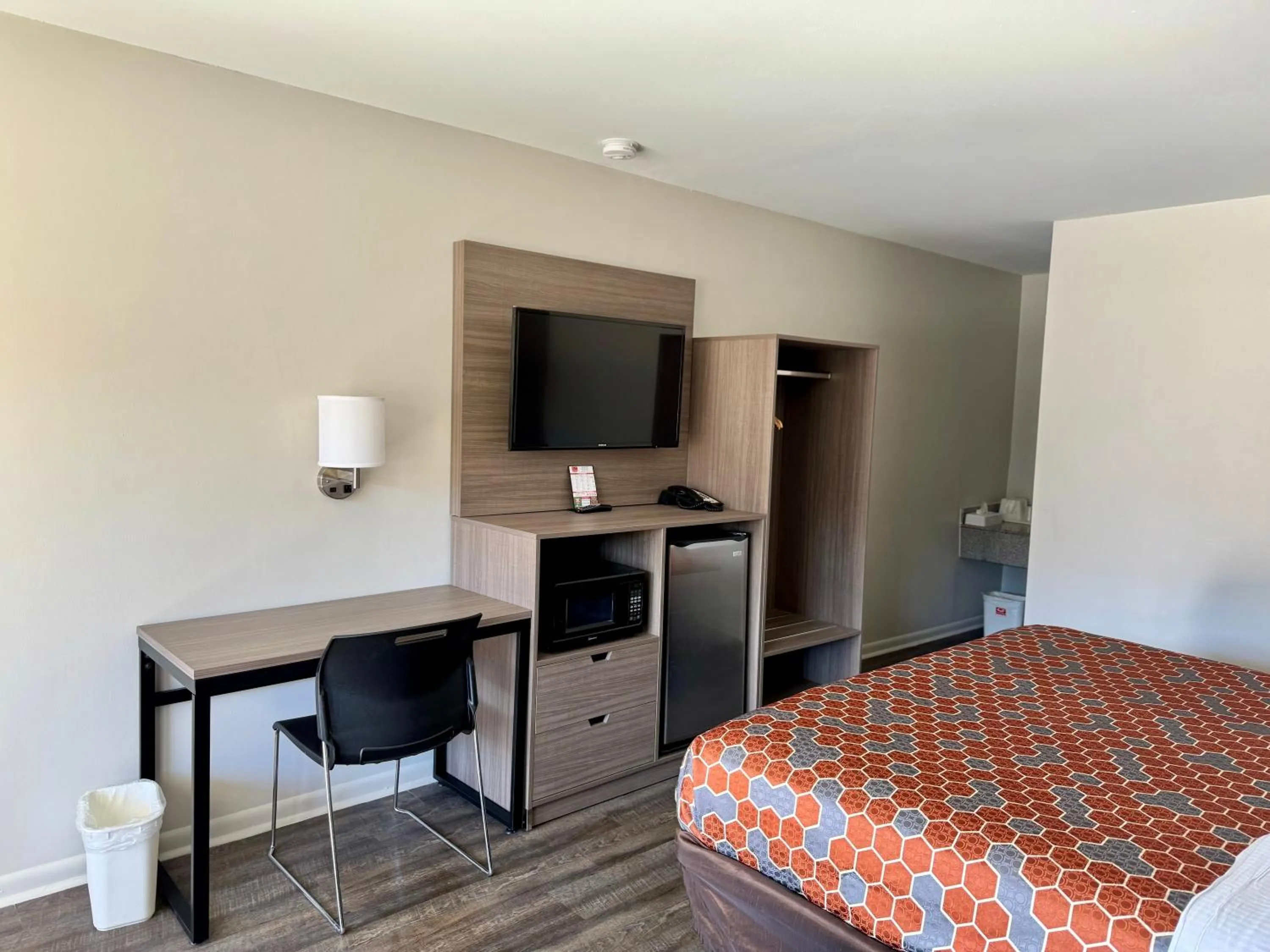 TV and multimedia, Bed in Econo Lodge Charlottesville North - University Area