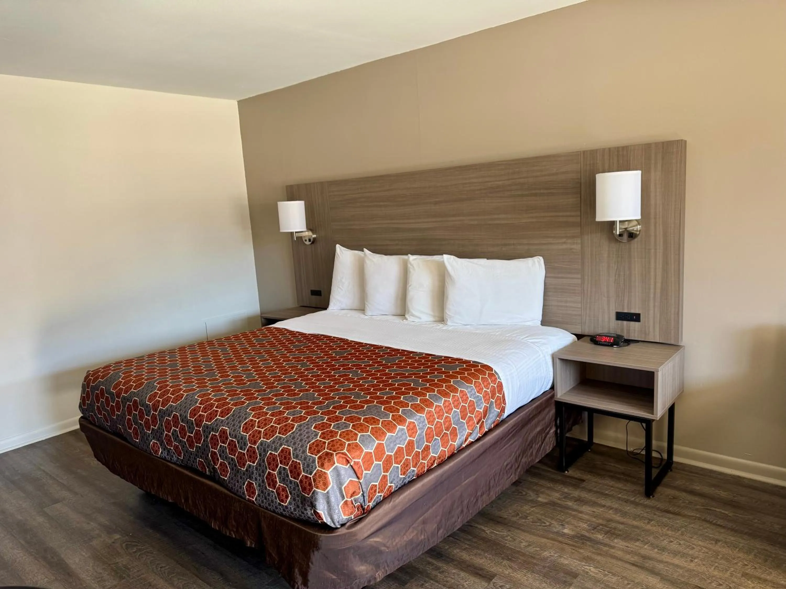 Bedroom, Bed in Econo Lodge Charlottesville North - University Area