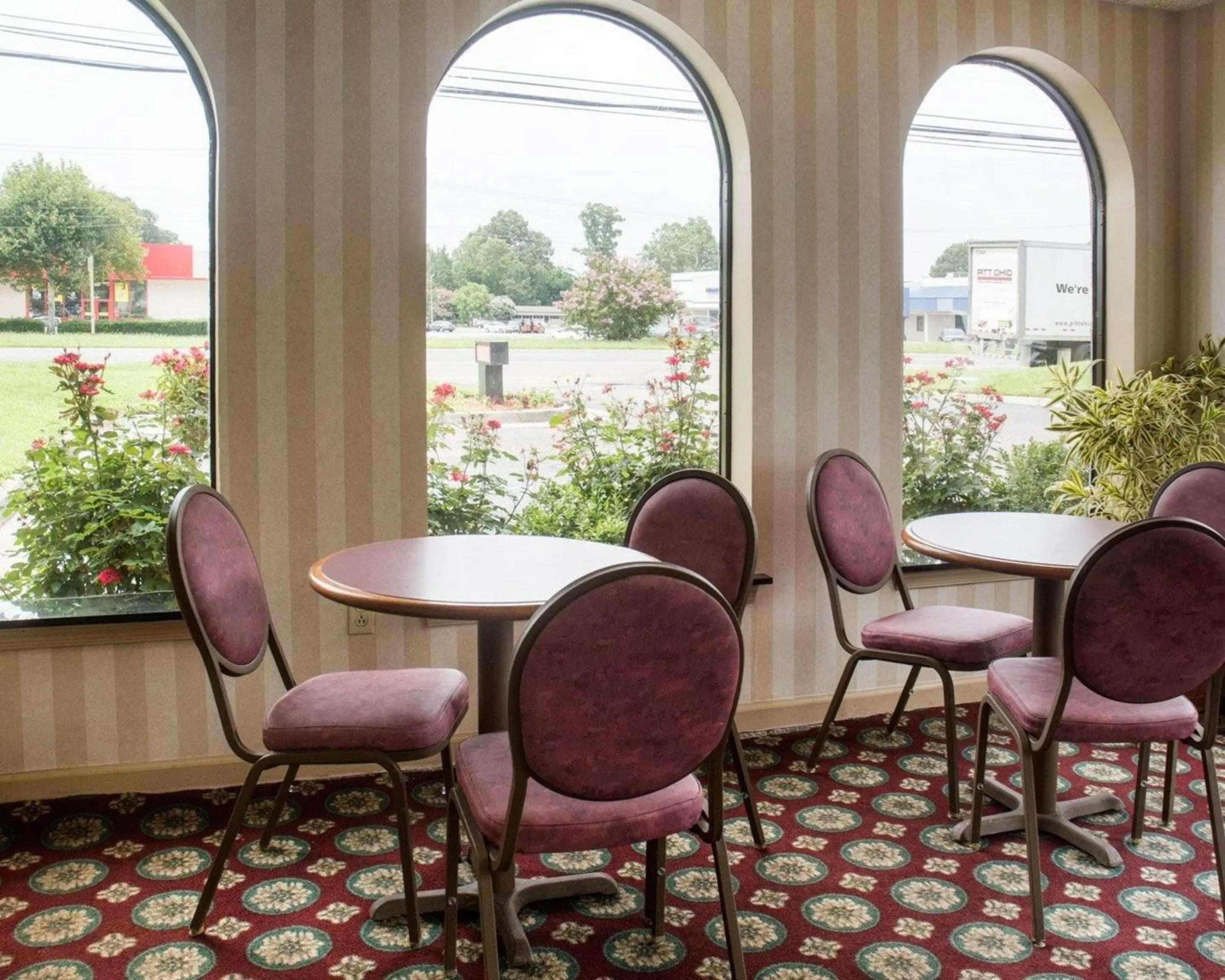 Restaurant/places to eat in Econo Lodge Chesapeake Route 13 and I-464