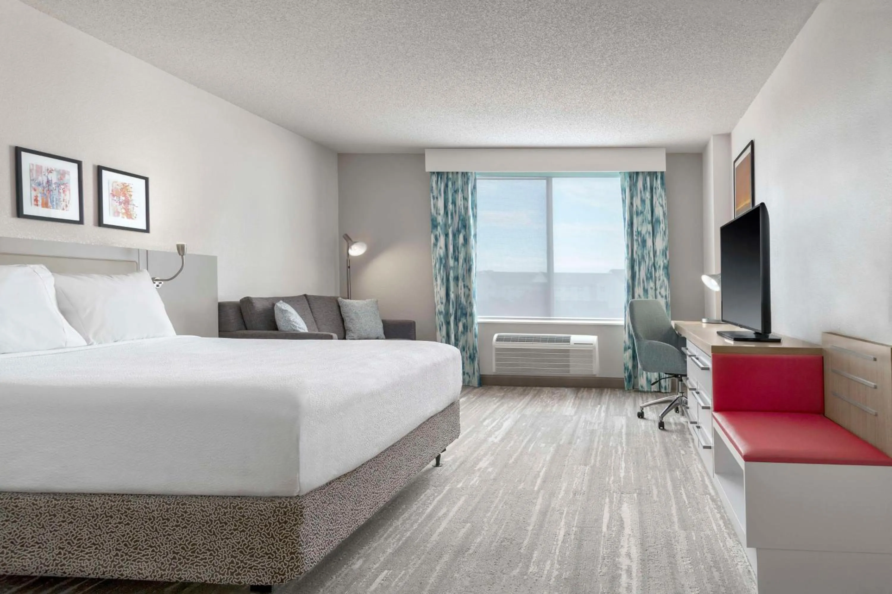 Living room, Bed in Hilton Garden Inn Denver Airport