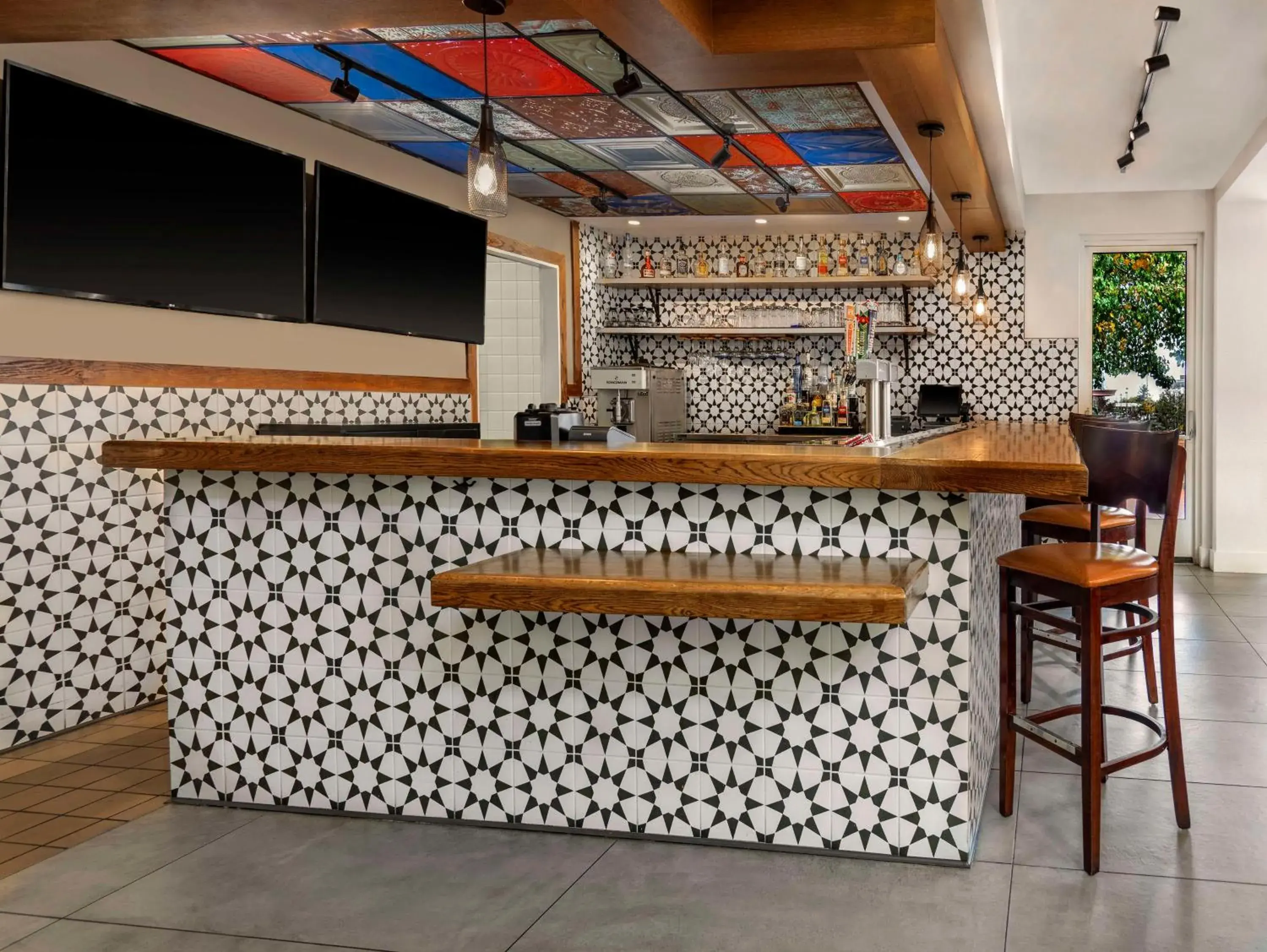 Lounge or bar in Hilton Garden Inn Denver Airport Lounge or bar in Hilton Garden Inn Denver Airport