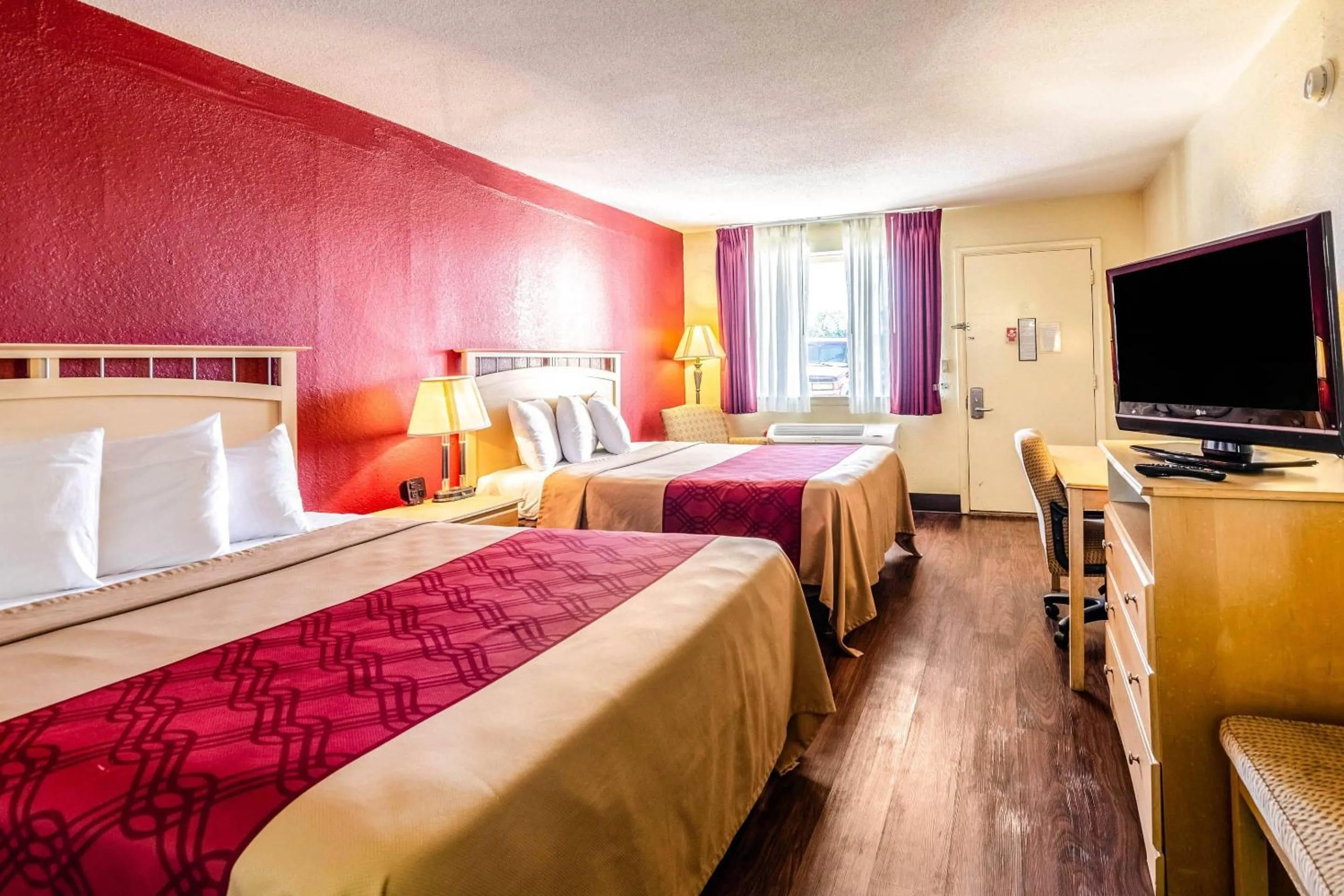 Bedroom, Bed in Econo Lodge Christiansburg-Blacksburg I-81