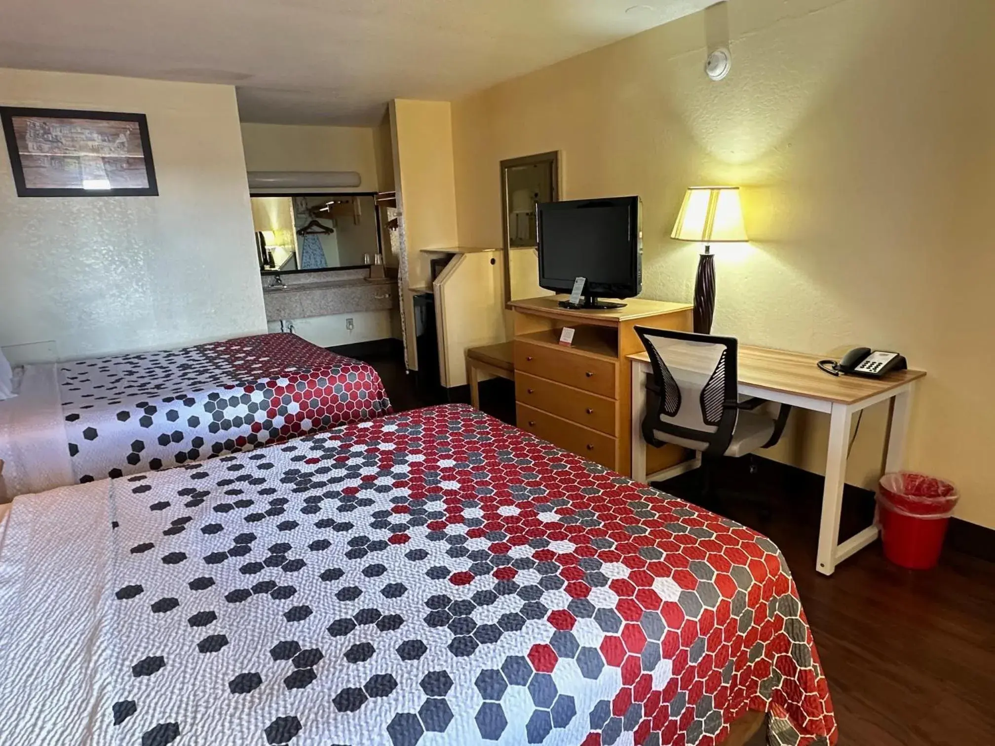 Bedroom, Bed in Econo Lodge Christiansburg-Blacksburg I-81 Bedroom, Bed in Econo Lodge Christiansburg-Blacksburg I-81