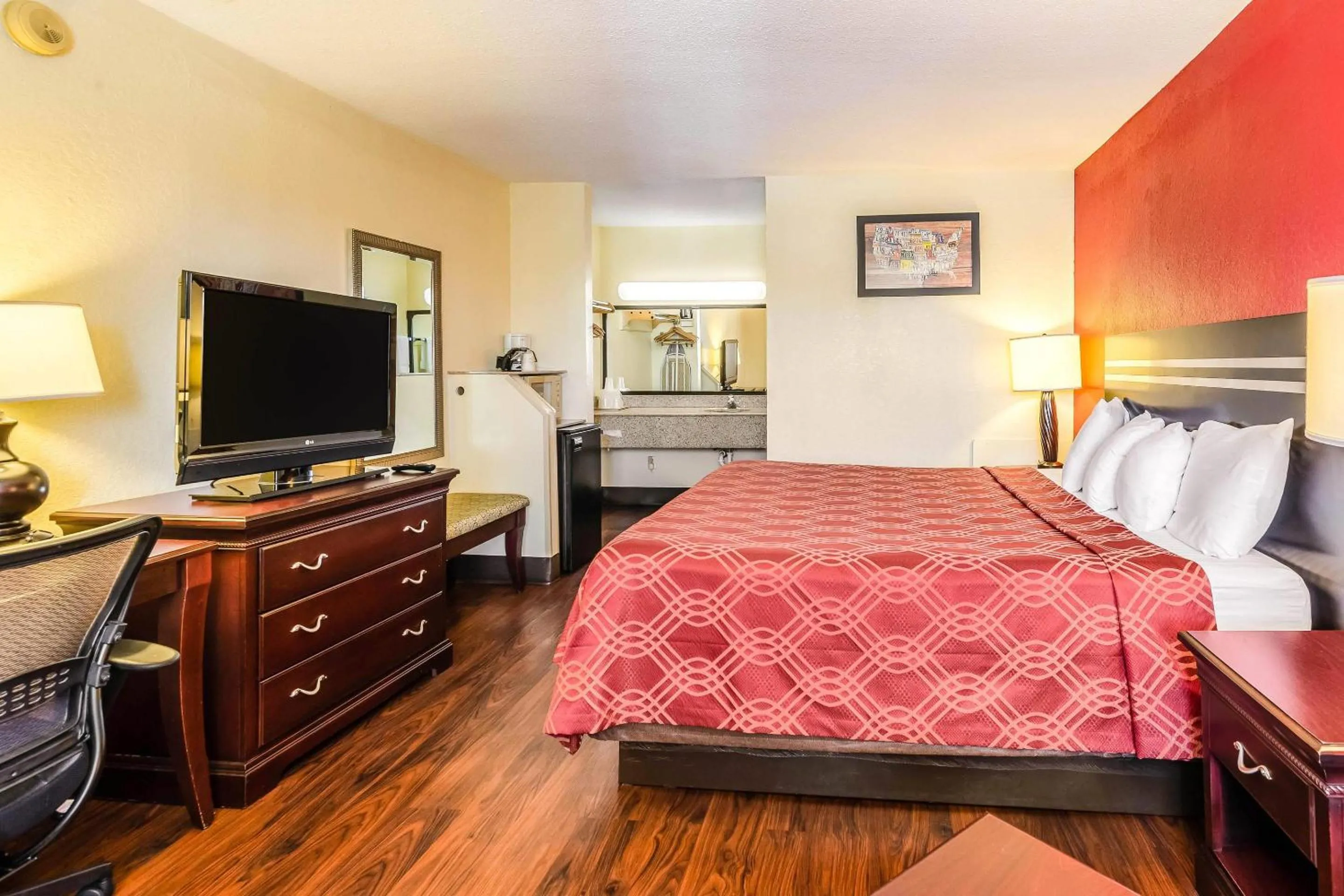 Bedroom, Bed in Econo Lodge Christiansburg-Blacksburg I-81