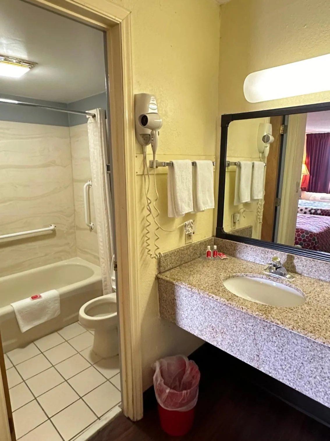 Bathroom in Econo Lodge Christiansburg-Blacksburg I-81