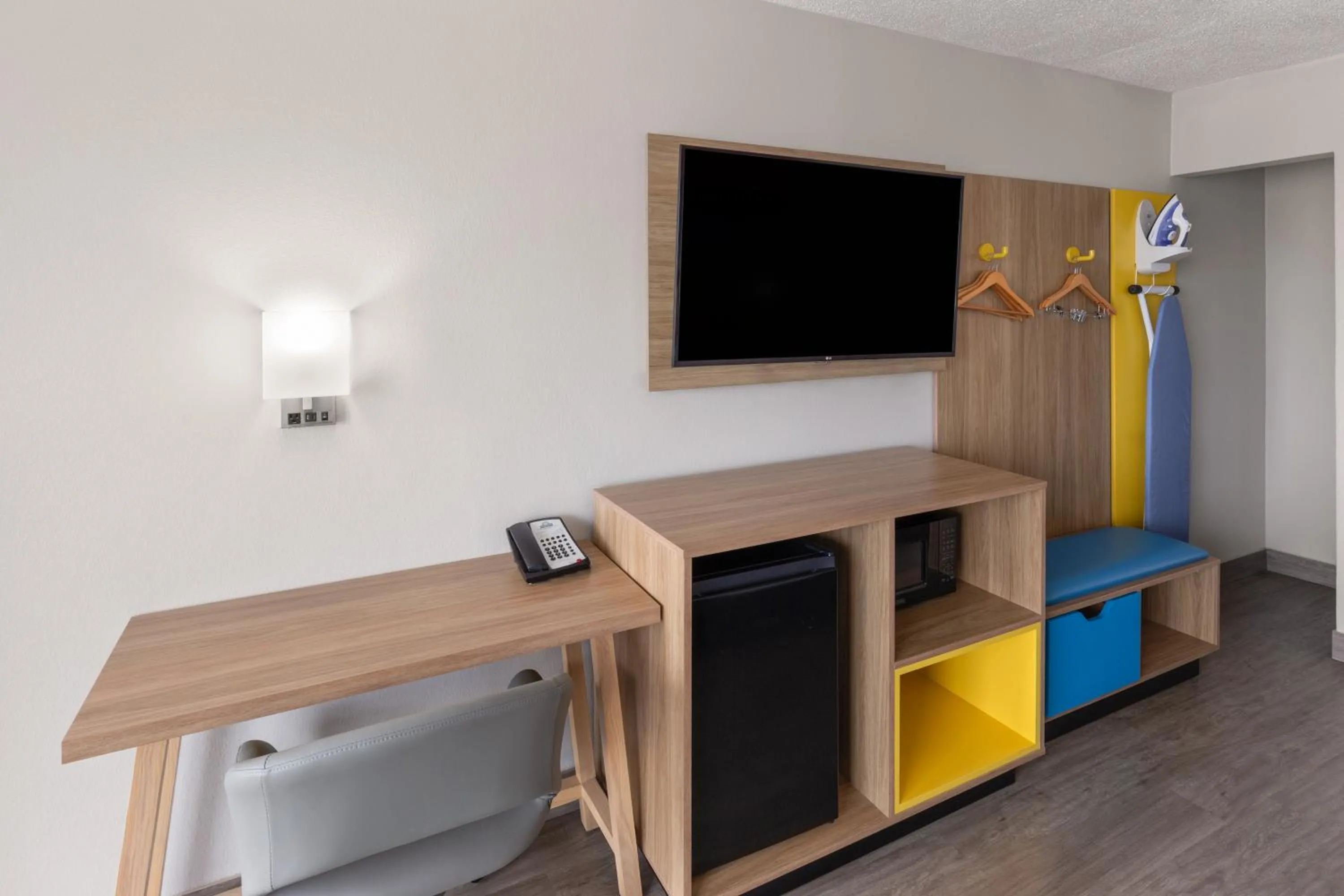 TV and multimedia in Days Inn by Wyndham Harrisonburg