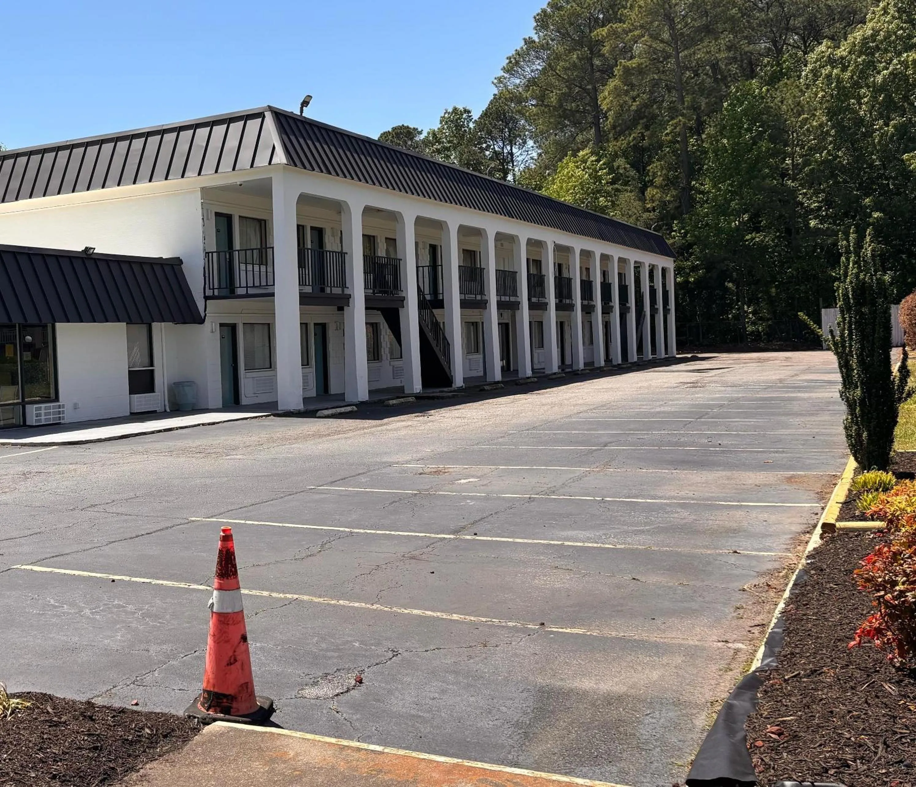 Property building in Sunrise Inn By OYO Newport News US-60
