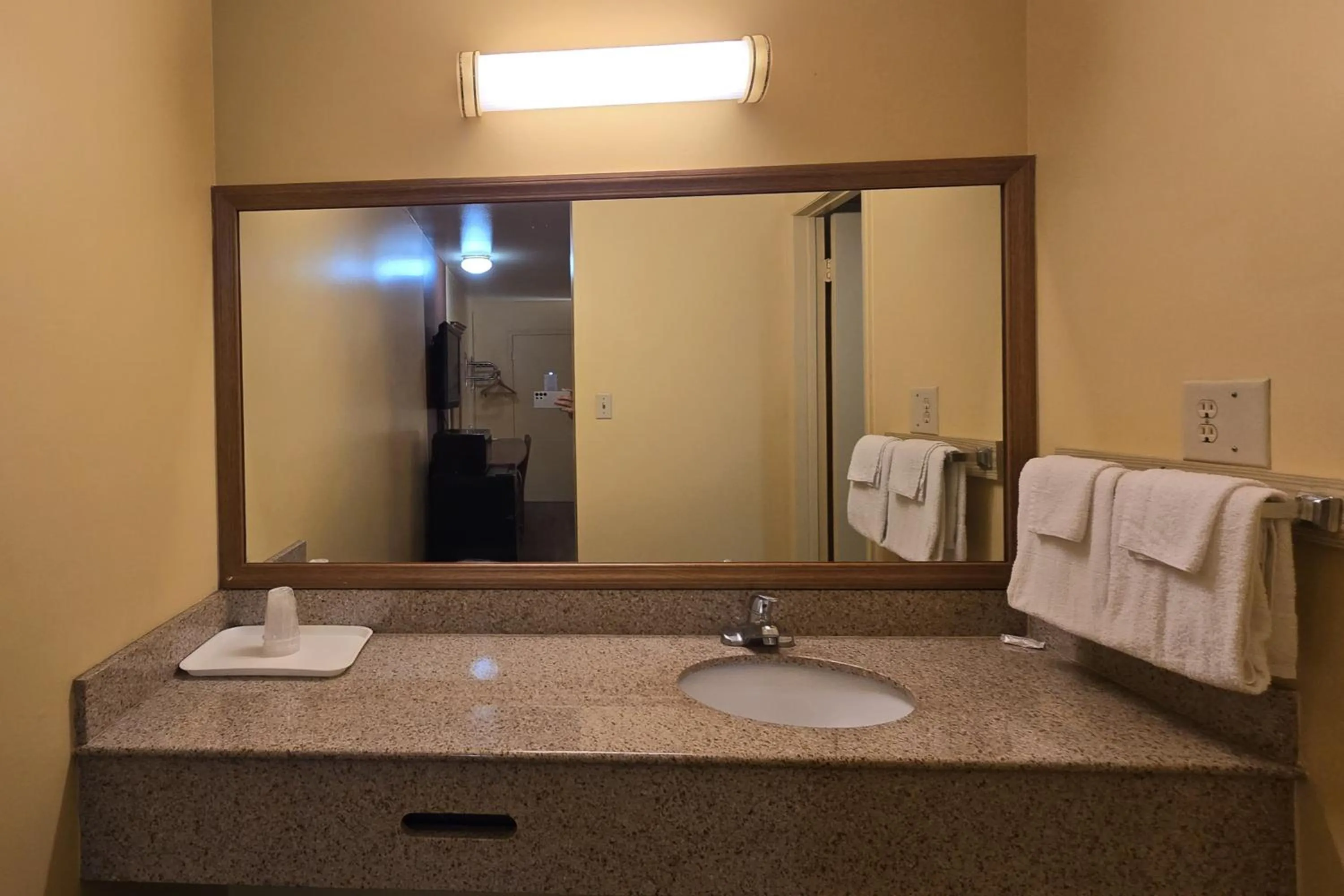 Bathroom in Sunrise Inn By OYO Newport News US-60