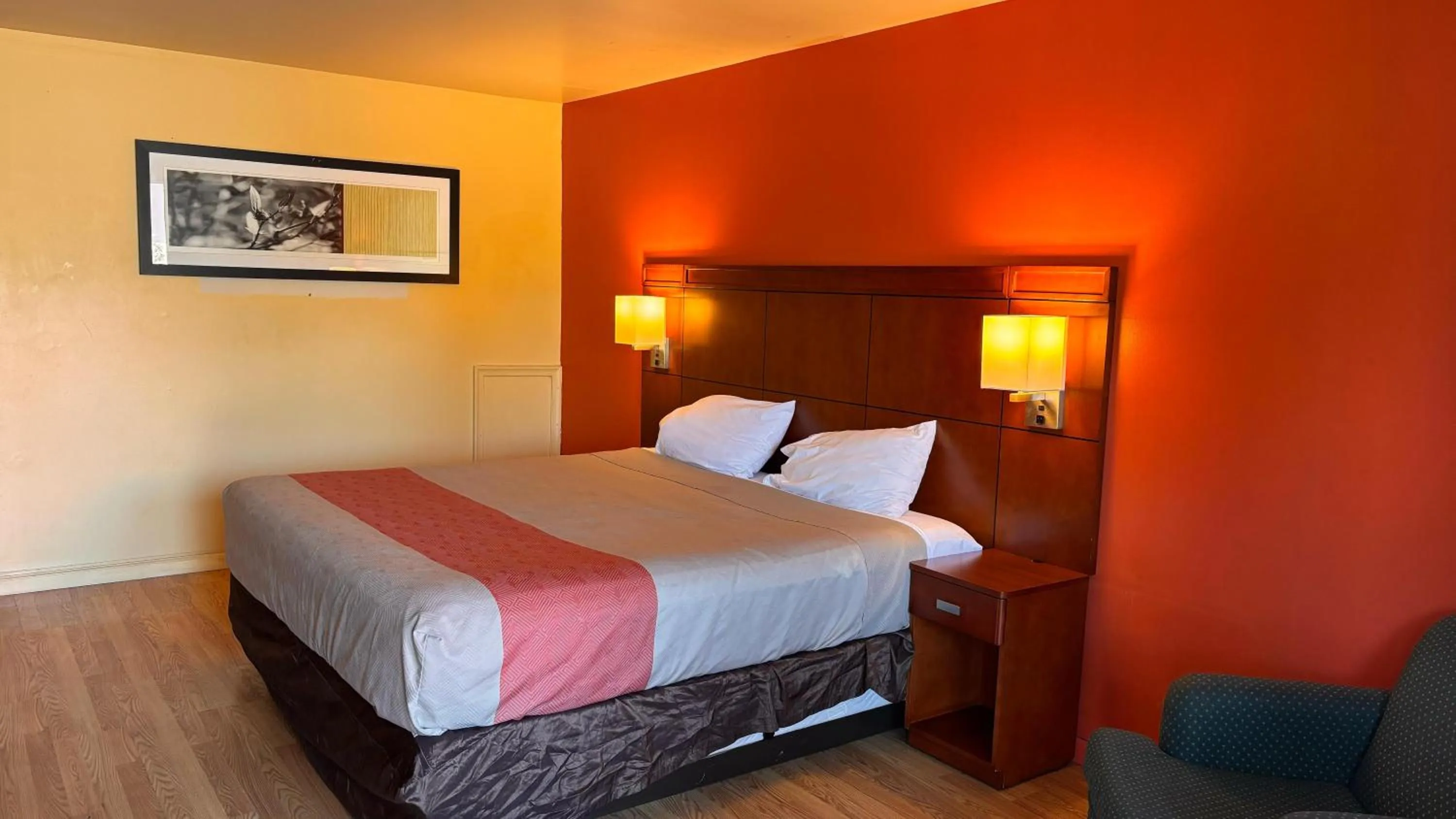 Bedroom, Bed in Sunrise Inn By OYO Newport News US-60