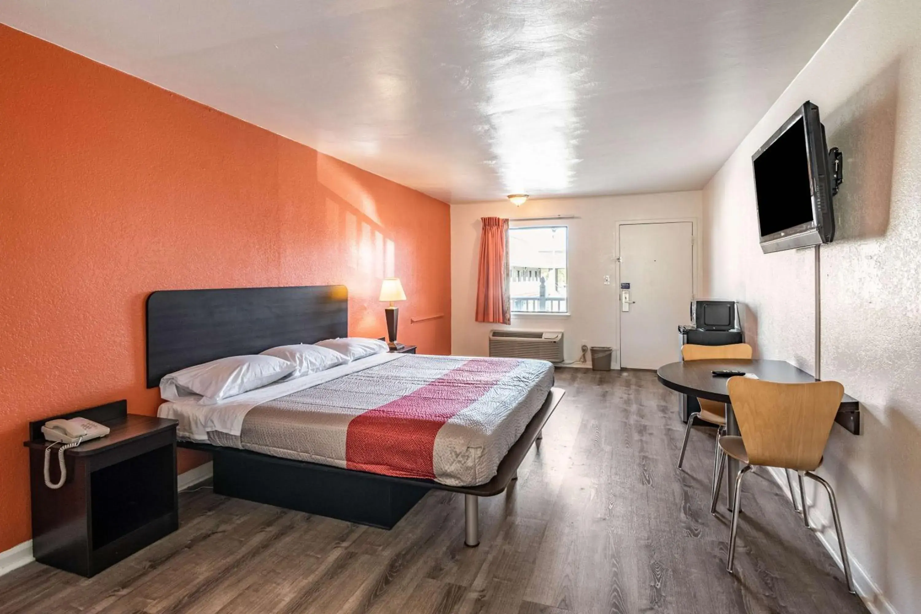 TV and multimedia, Bed in Motel 6-Portsmouth, VA TV and multimedia, Bed in Motel 6-Portsmouth, VA