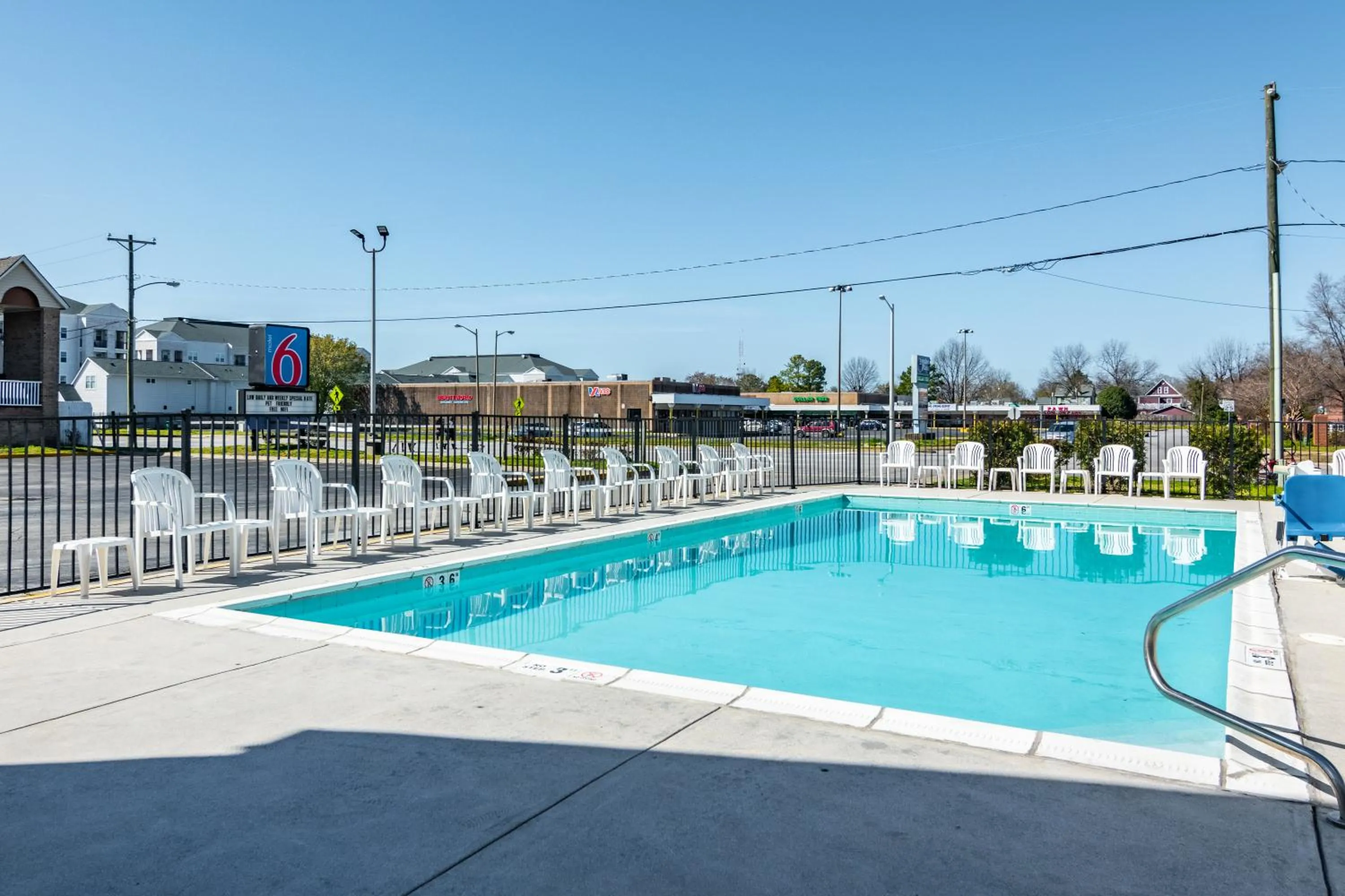 Swimming pool in Motel 6-Portsmouth, VA
