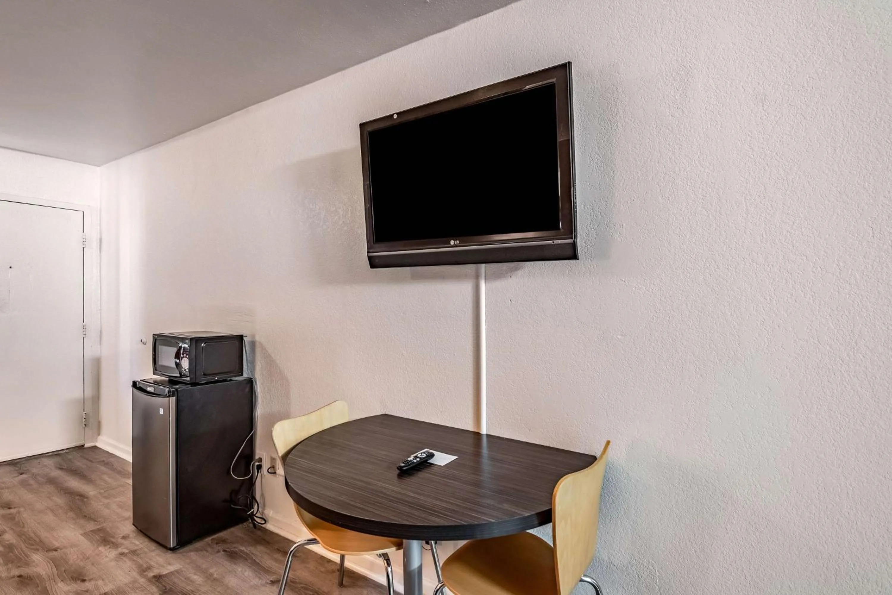 TV and multimedia in Motel 6-Portsmouth, VA