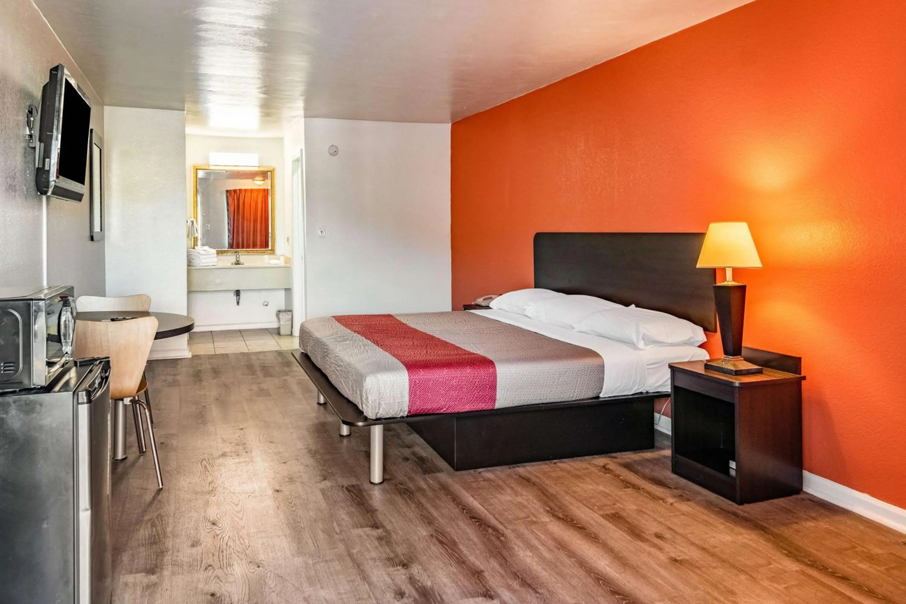 TV and multimedia, Bed in Motel 6-Portsmouth, VA