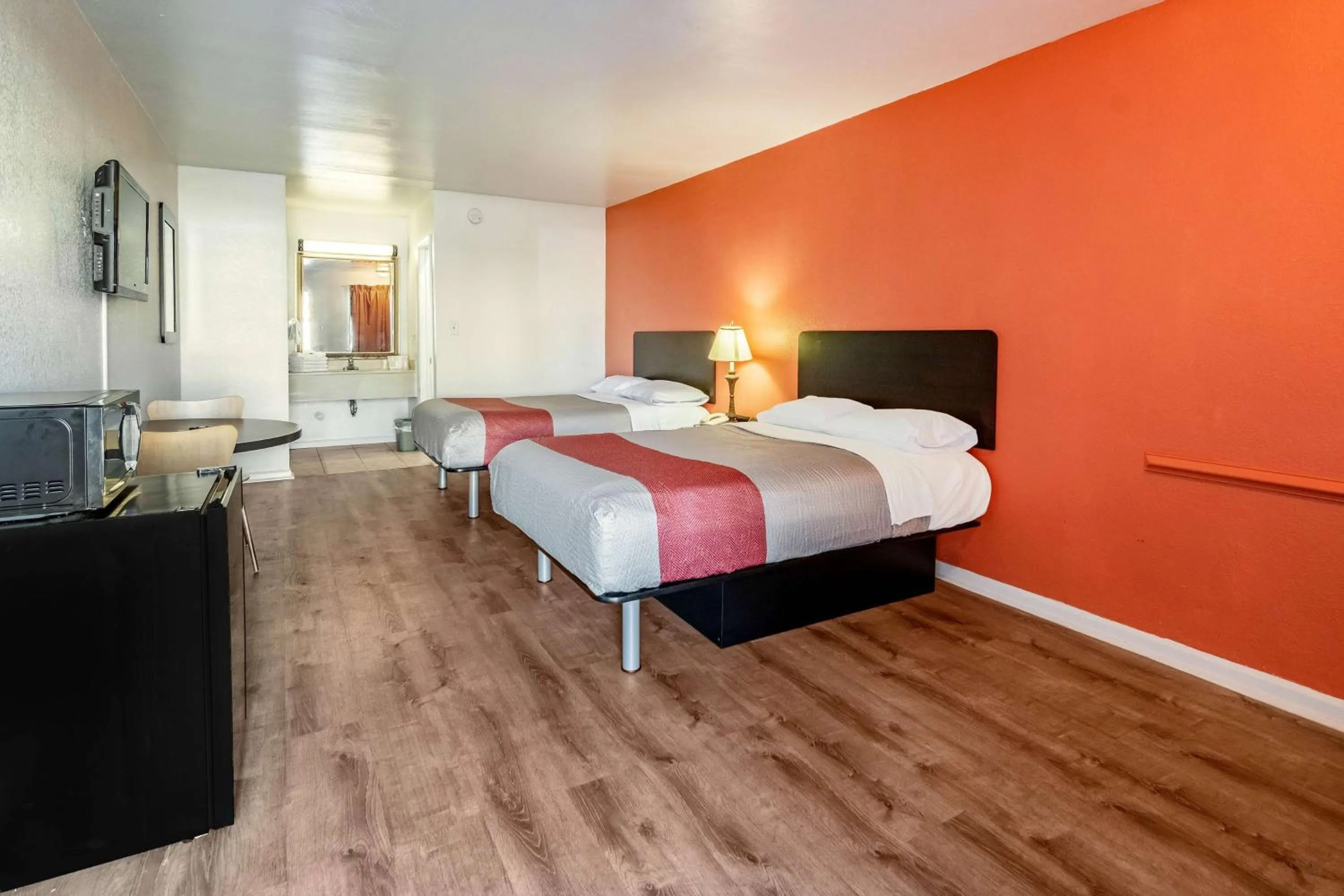 TV and multimedia, Bed in Motel 6-Portsmouth, VA