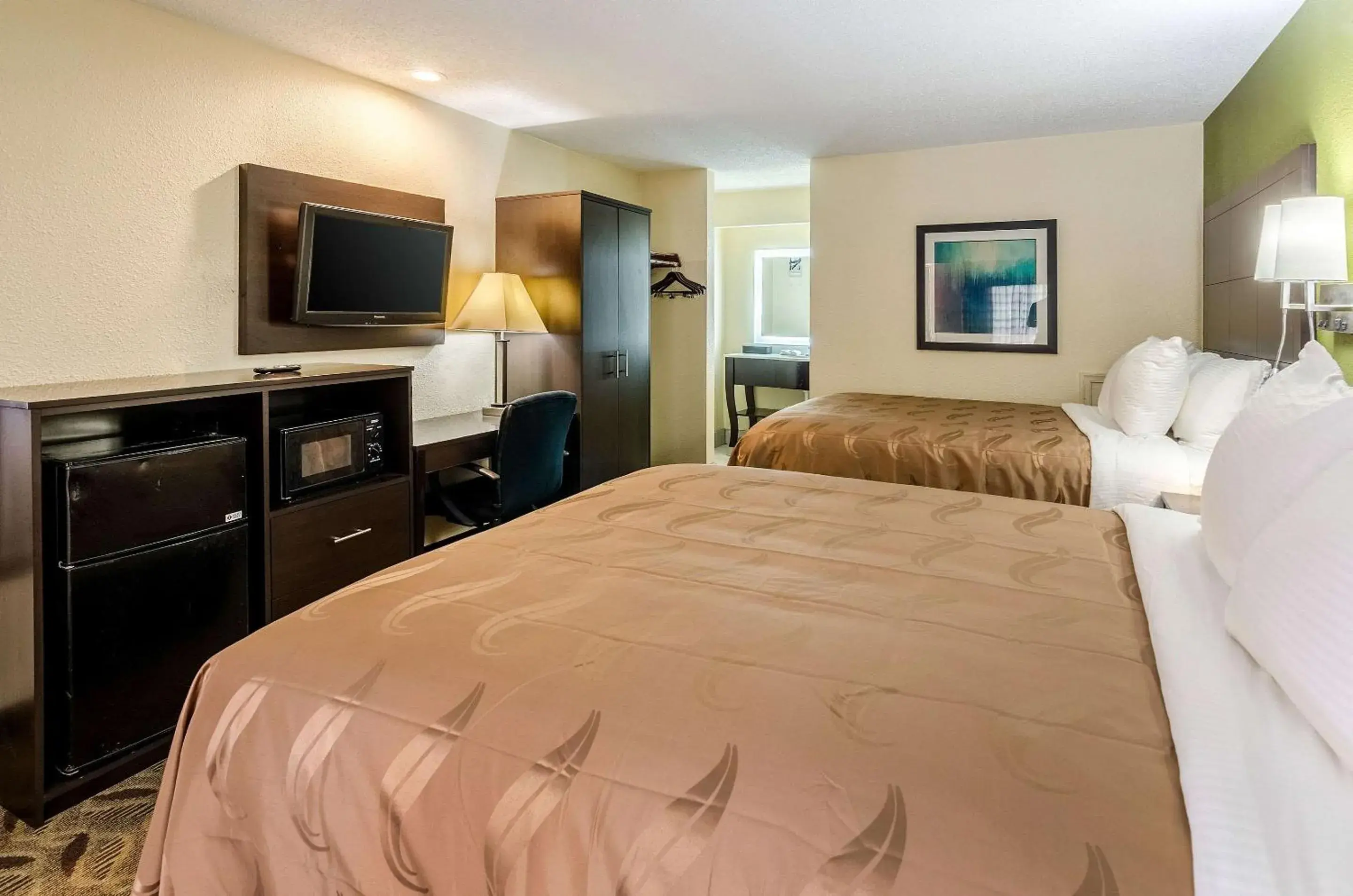 Photo of the whole room, Bed in Quality Inn Tanglewood Photo of the whole room, Bed in Quality Inn Tanglewood