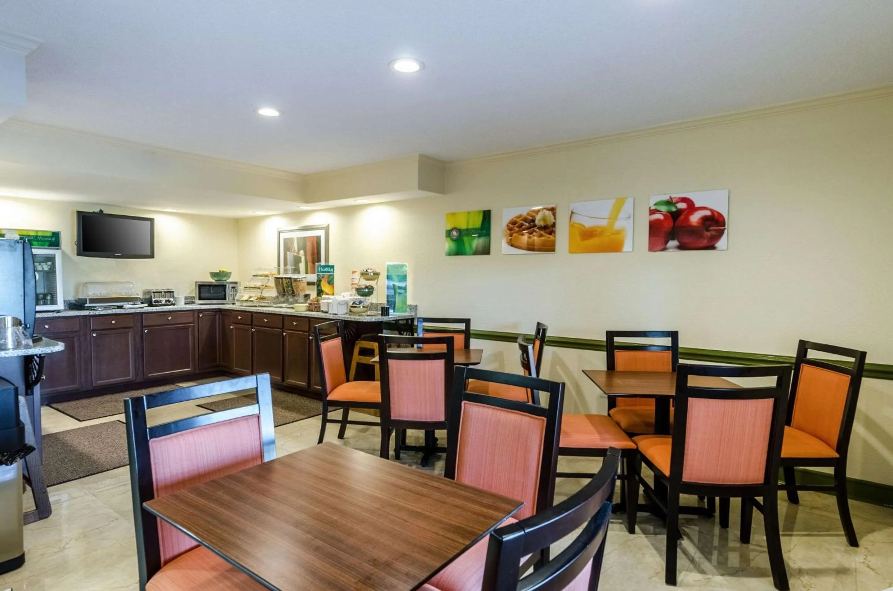 Restaurant/places to eat in Quality Inn Tanglewood
