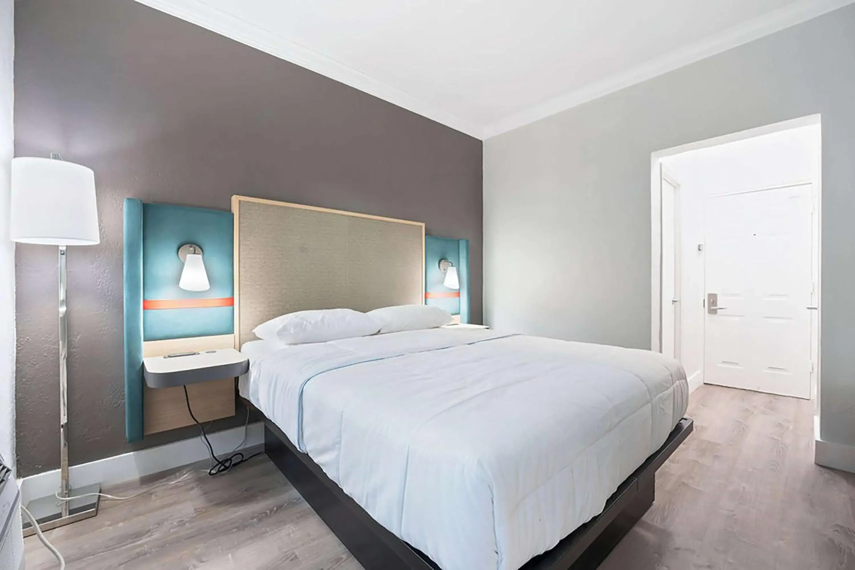 Photo of the whole room, Bed in Atrium Hotel, Trademark Collection by Wyndham Photo of the whole room, Bed in Atrium Hotel, Trademark Collection by Wyndham