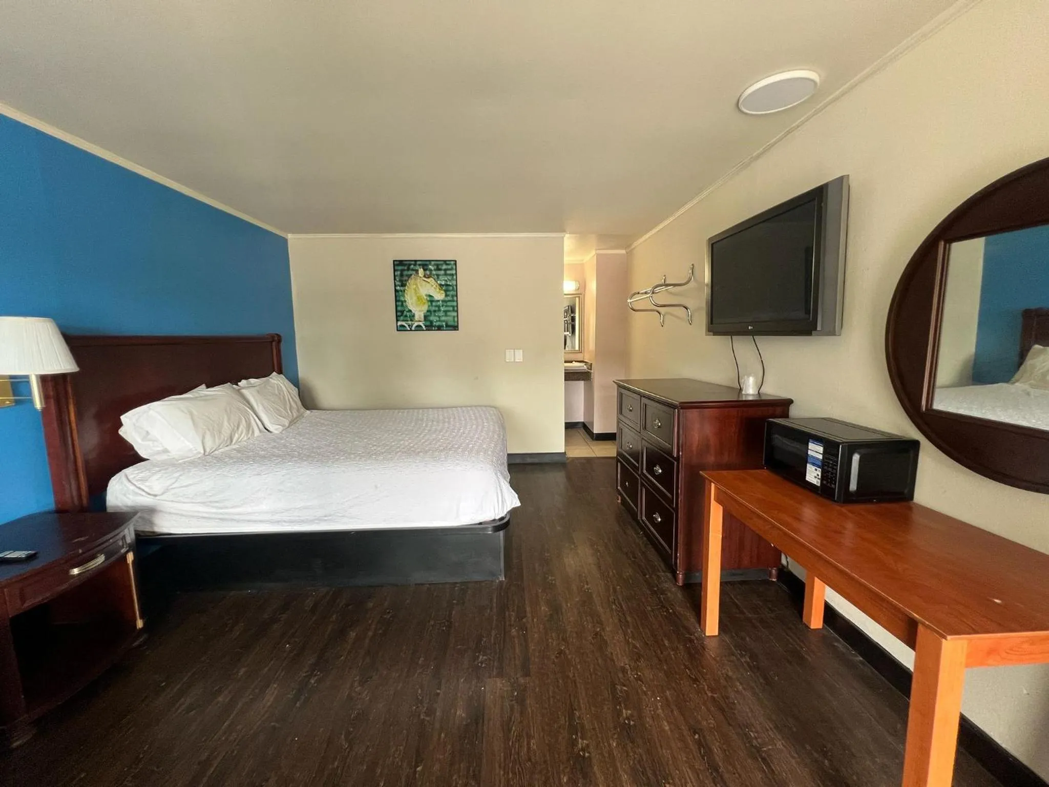 Bedroom, Bed in Capitol Inn by Belvilla Richmond Airport VA