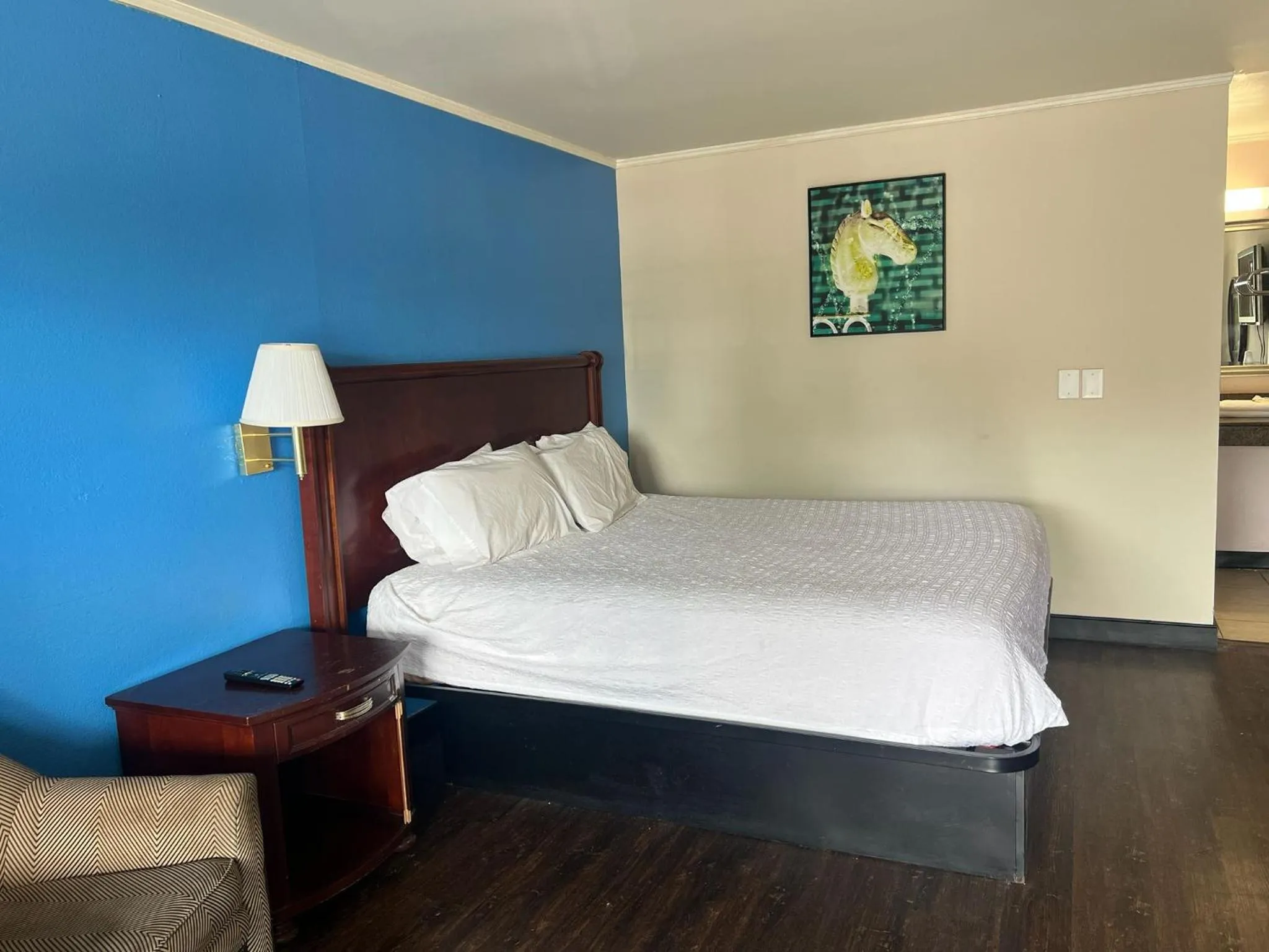Bedroom, Bed in Capitol Inn by Belvilla Richmond Airport VA