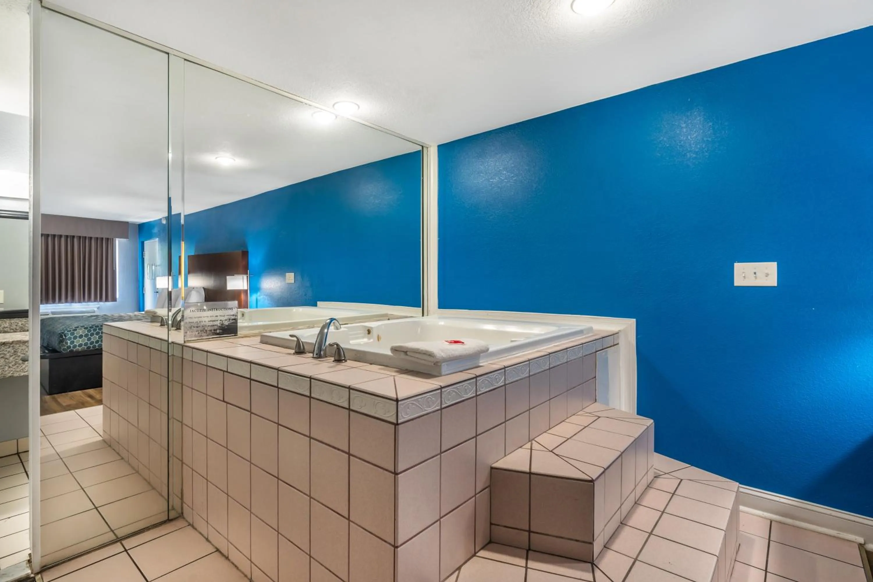 Hot Tub in Econo Lodge Inn & Suites Virginia Beach - Norfolk