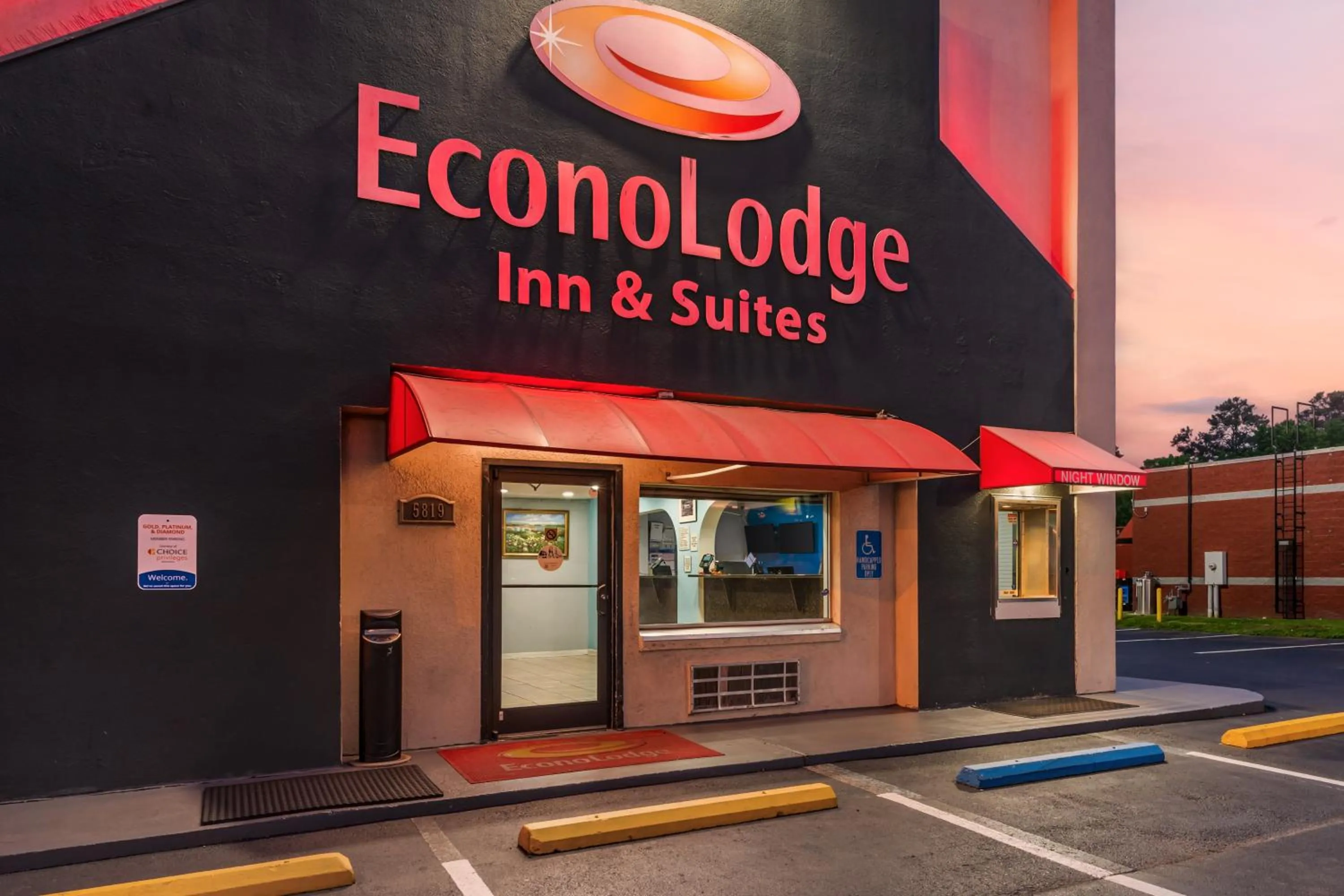 Property building in Econo Lodge Inn & Suites Virginia Beach - Norfolk
