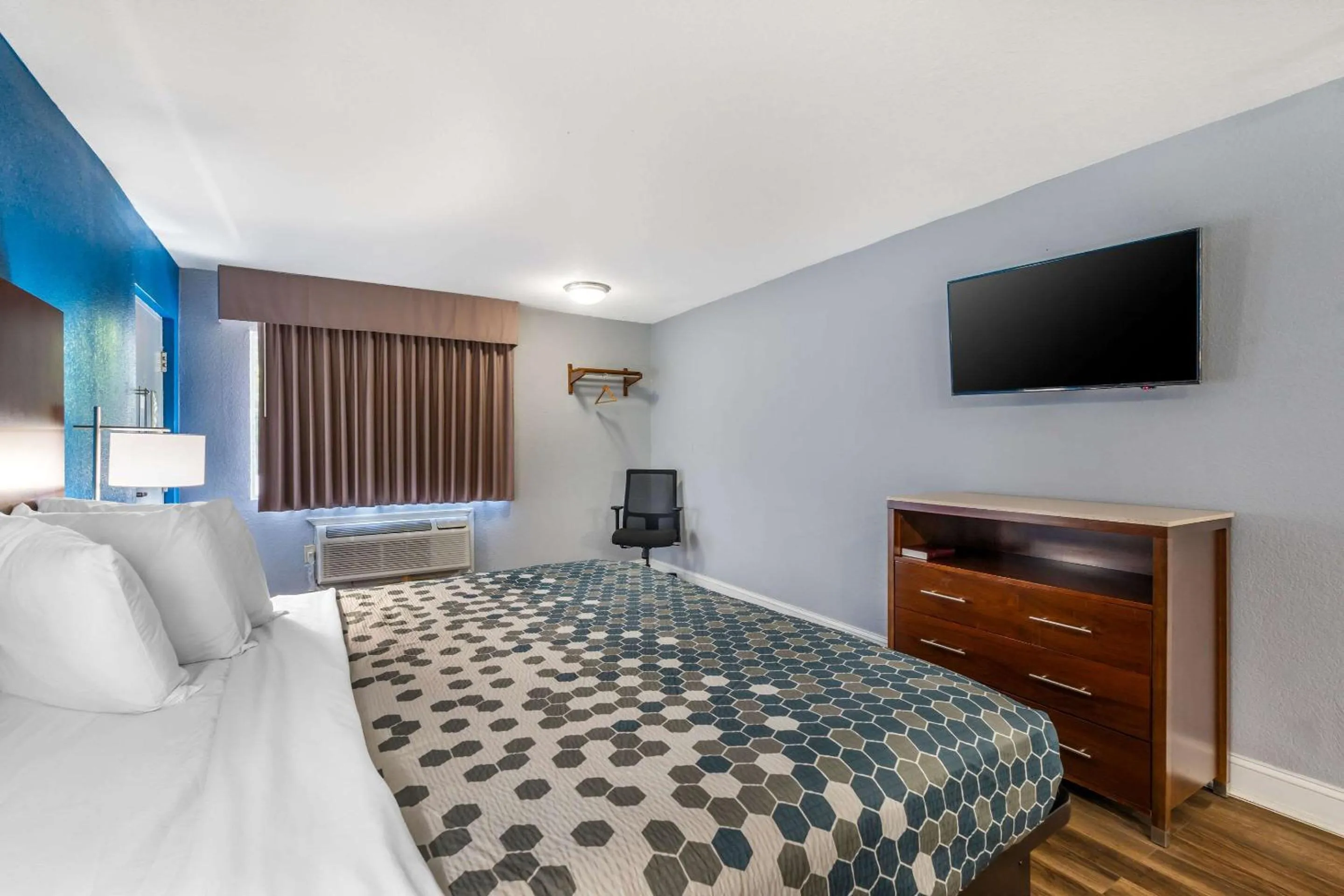 Bedroom, Bed in Econo Lodge Inn & Suites Virginia Beach - Norfolk