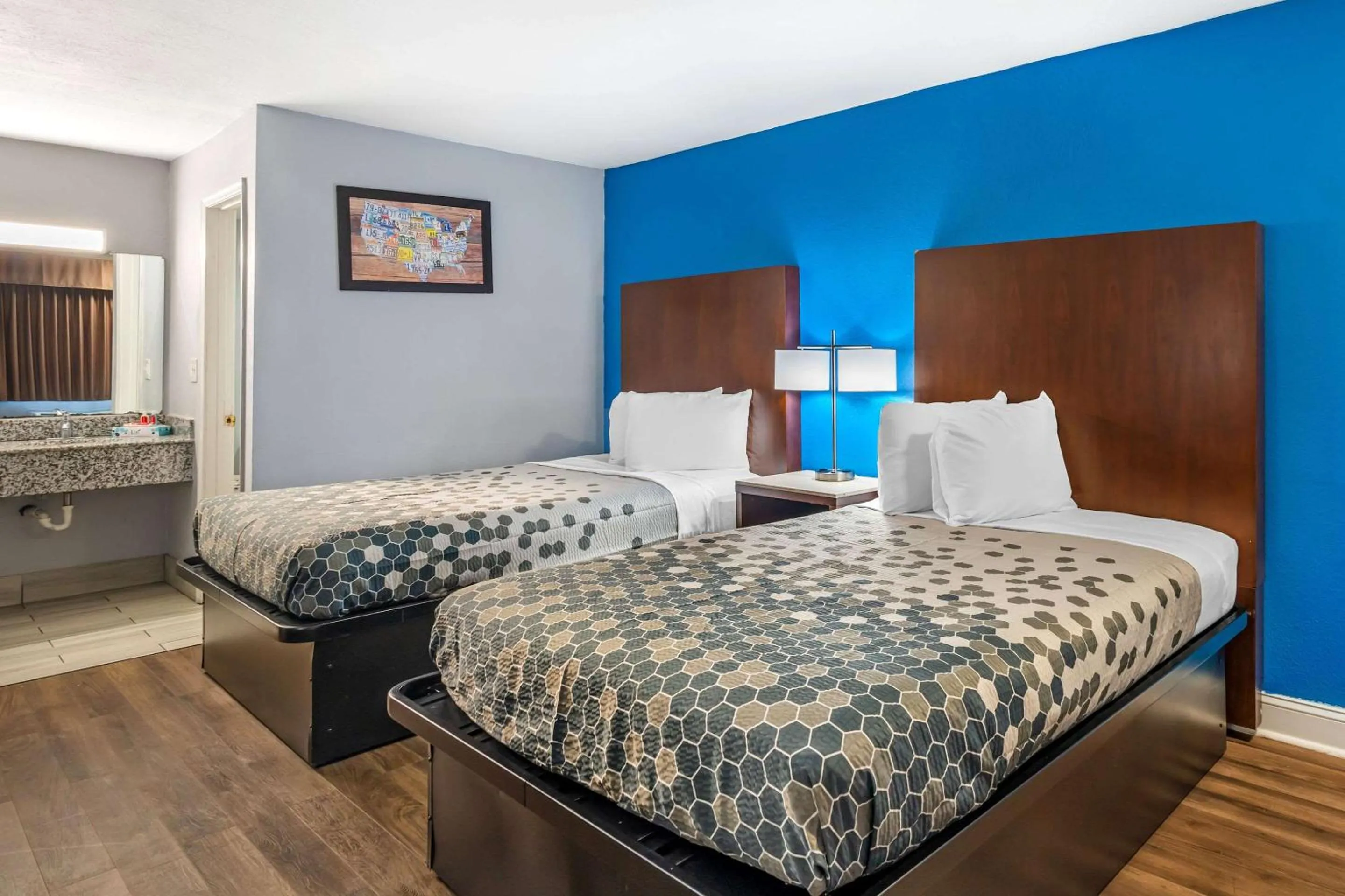 Bedroom, Bed in Econo Lodge Inn & Suites Virginia Beach - Norfolk