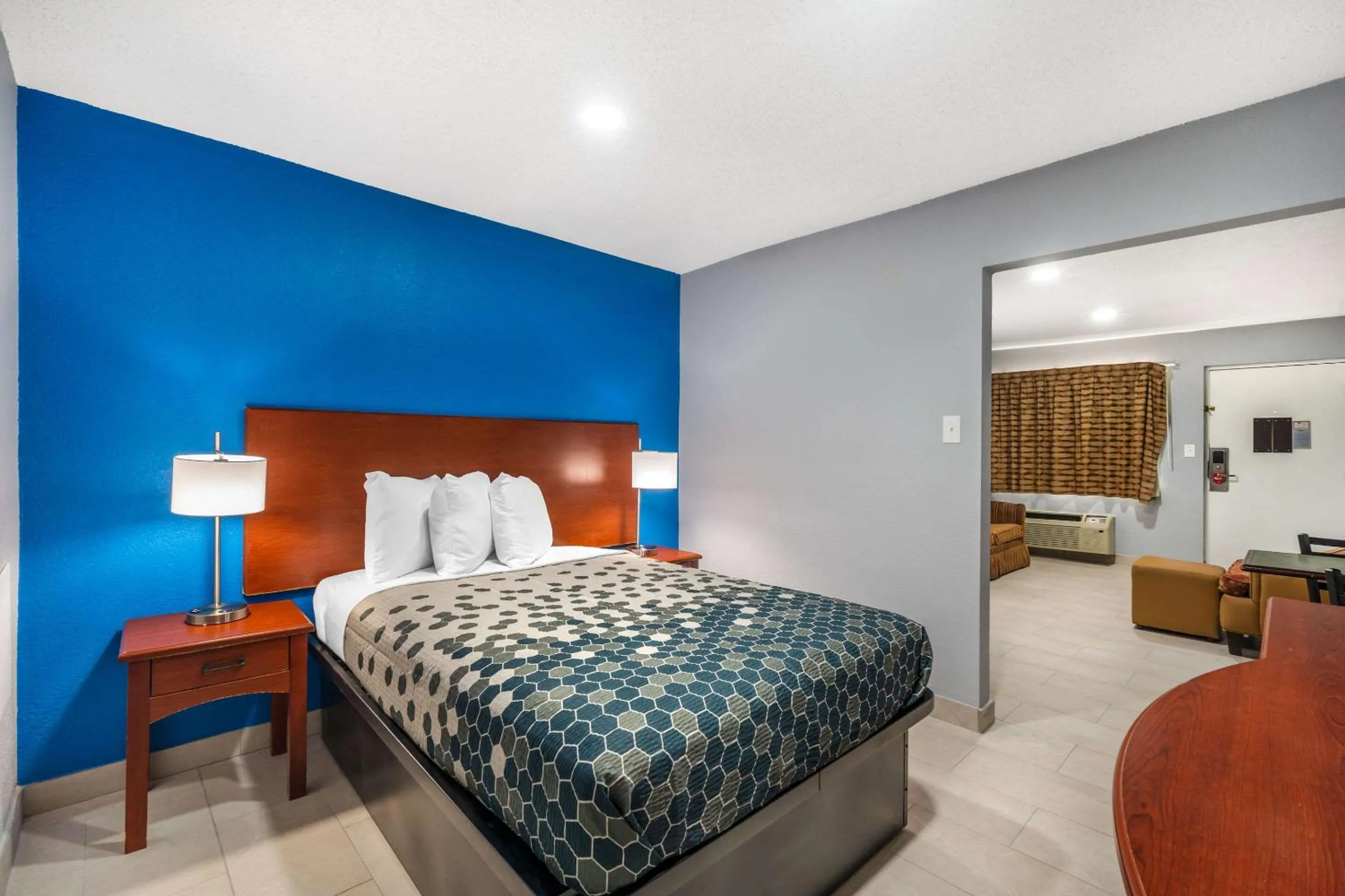 Bedroom, Bed in Econo Lodge Inn & Suites Virginia Beach - Norfolk