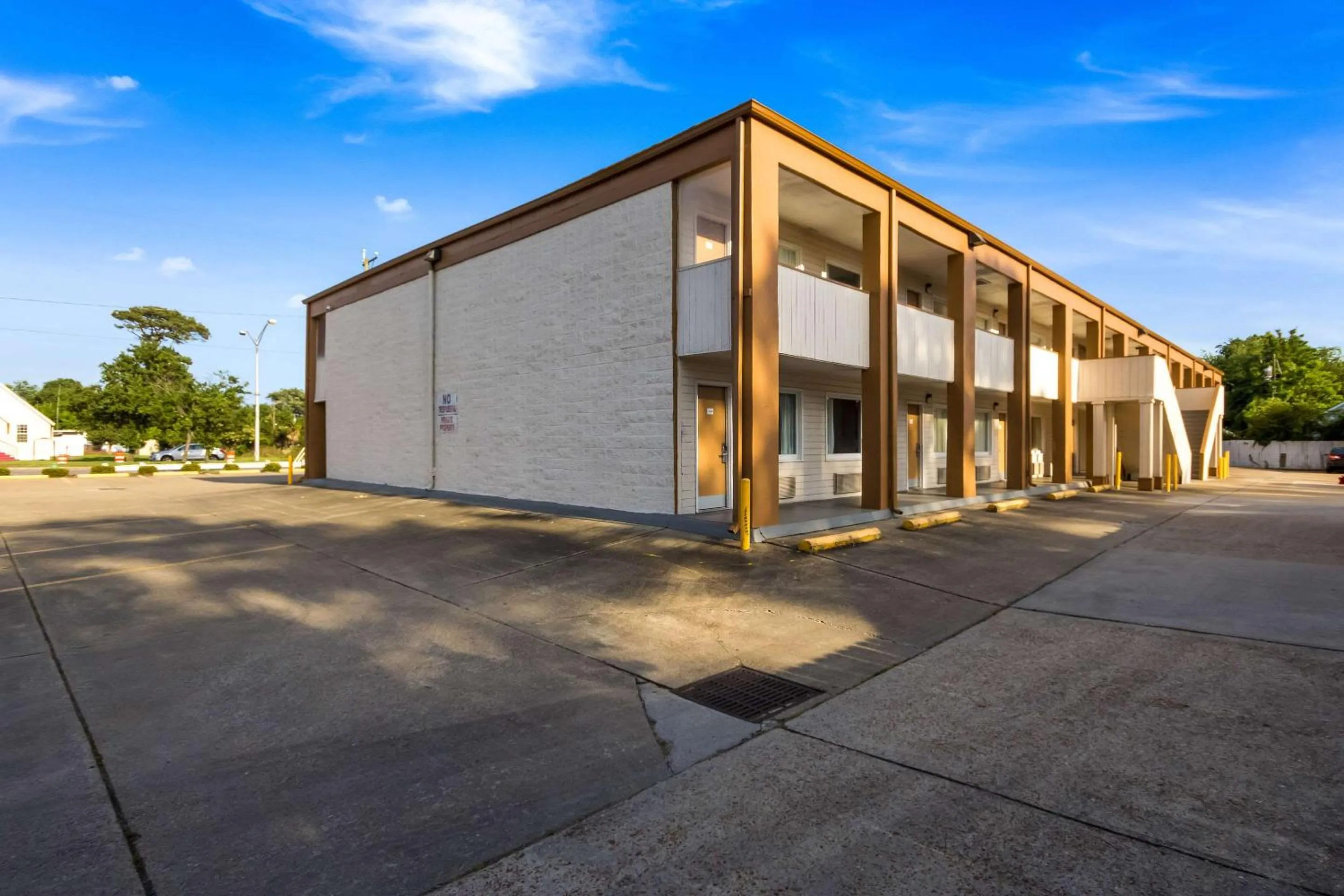 Property building in Econo Lodge Little Creek