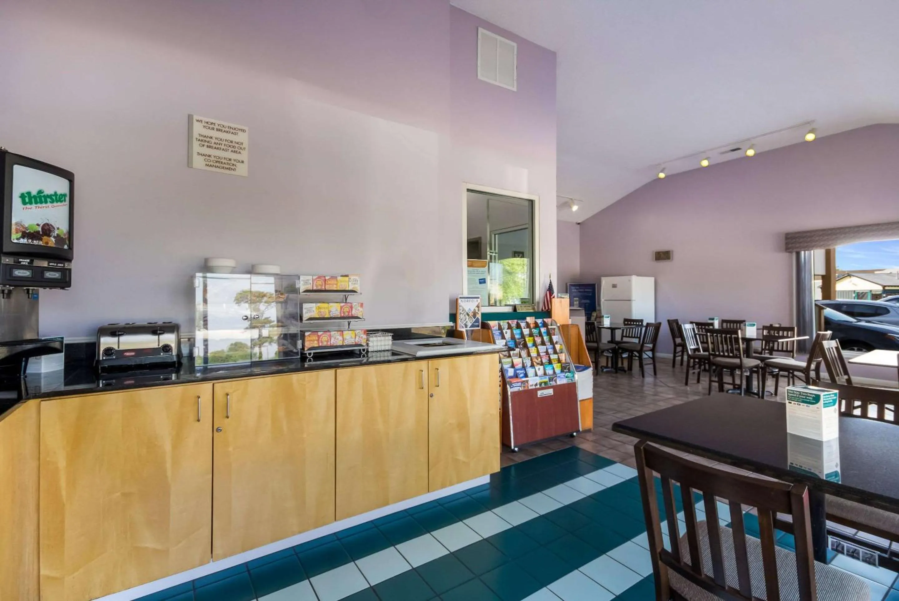 Restaurant/places to eat in Econo Lodge Little Creek