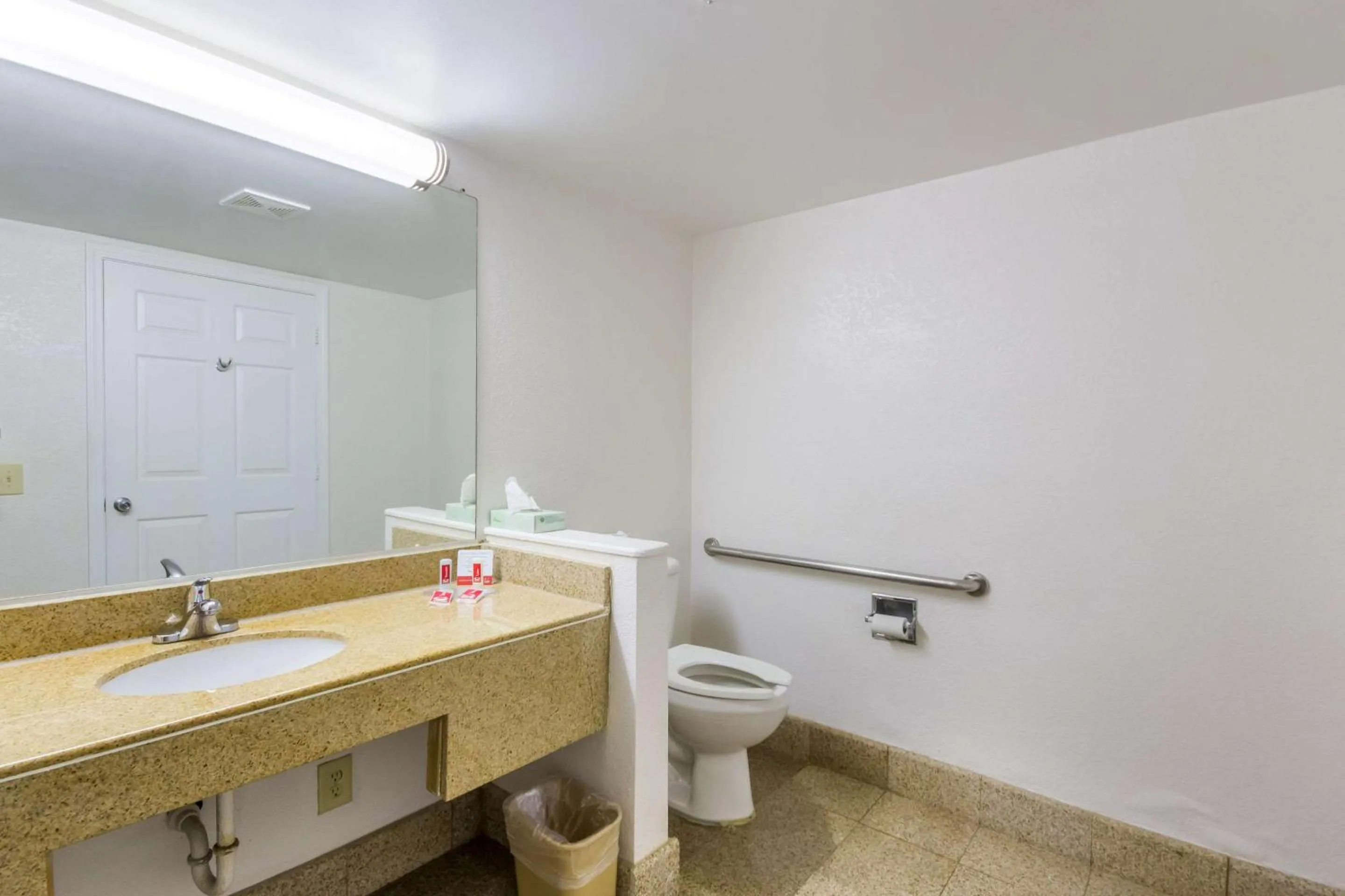 Bathroom in Econo Lodge Little Creek