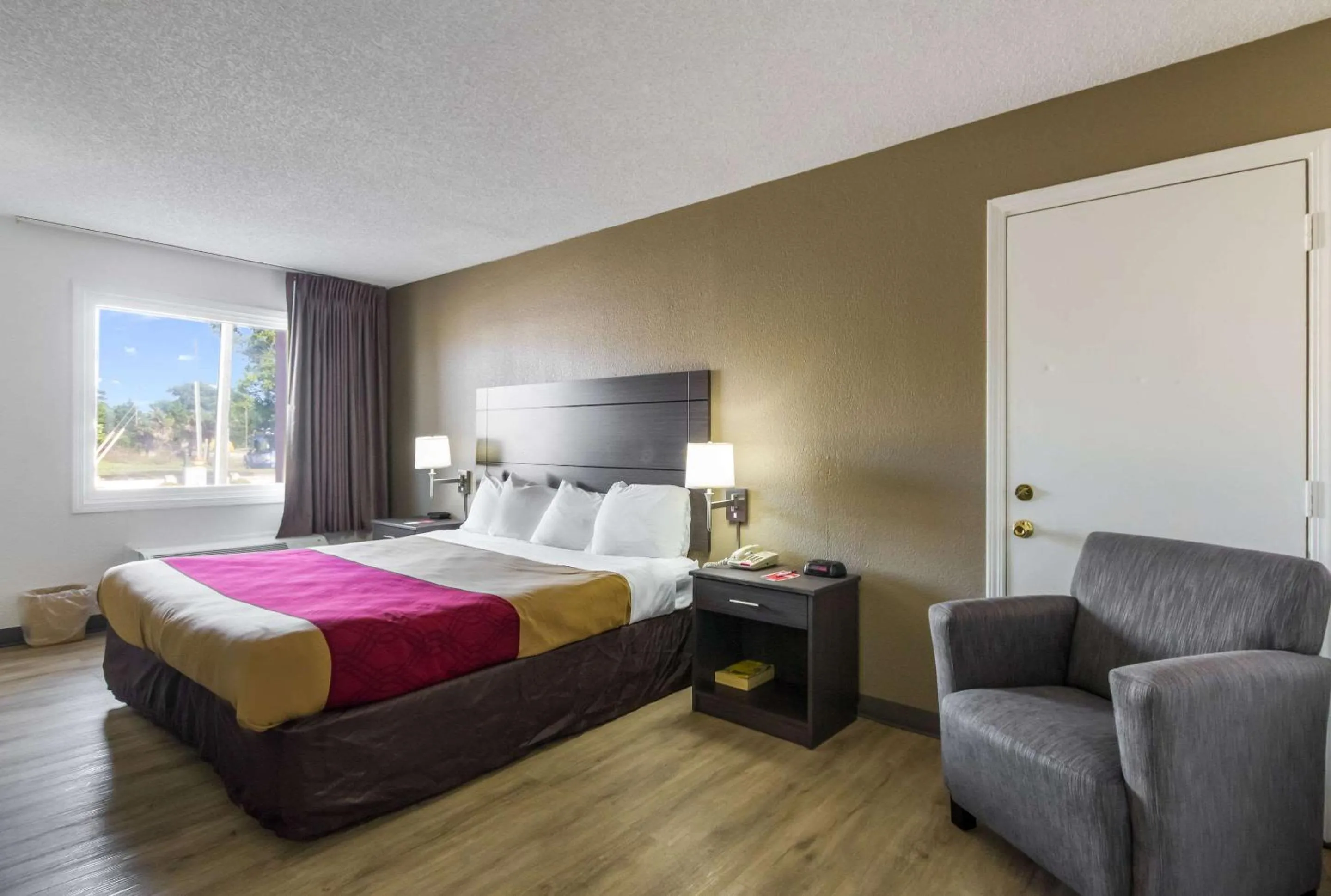 Photo of the whole room, Bed in Econo Lodge Little Creek