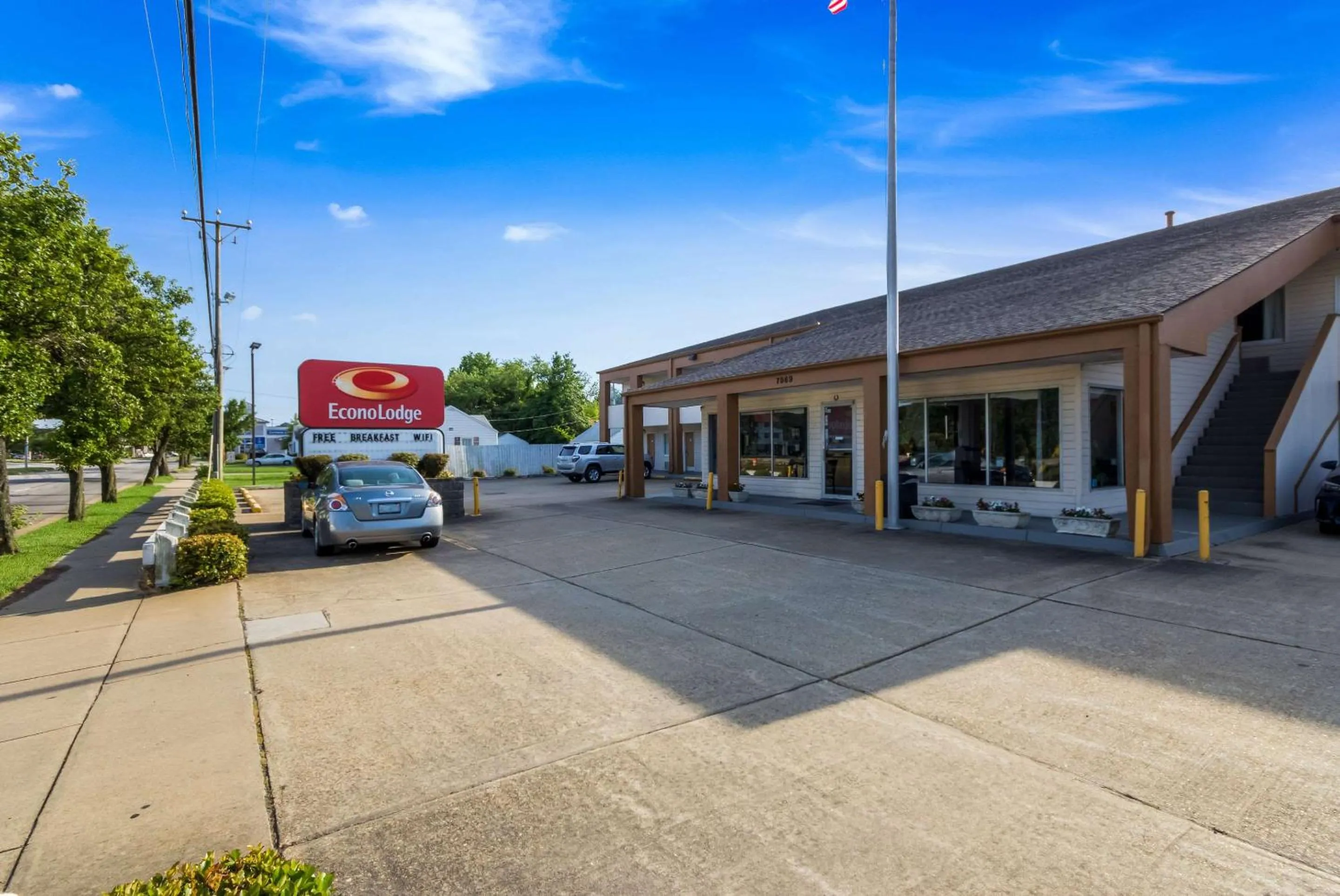 Property building in Econo Lodge Little Creek