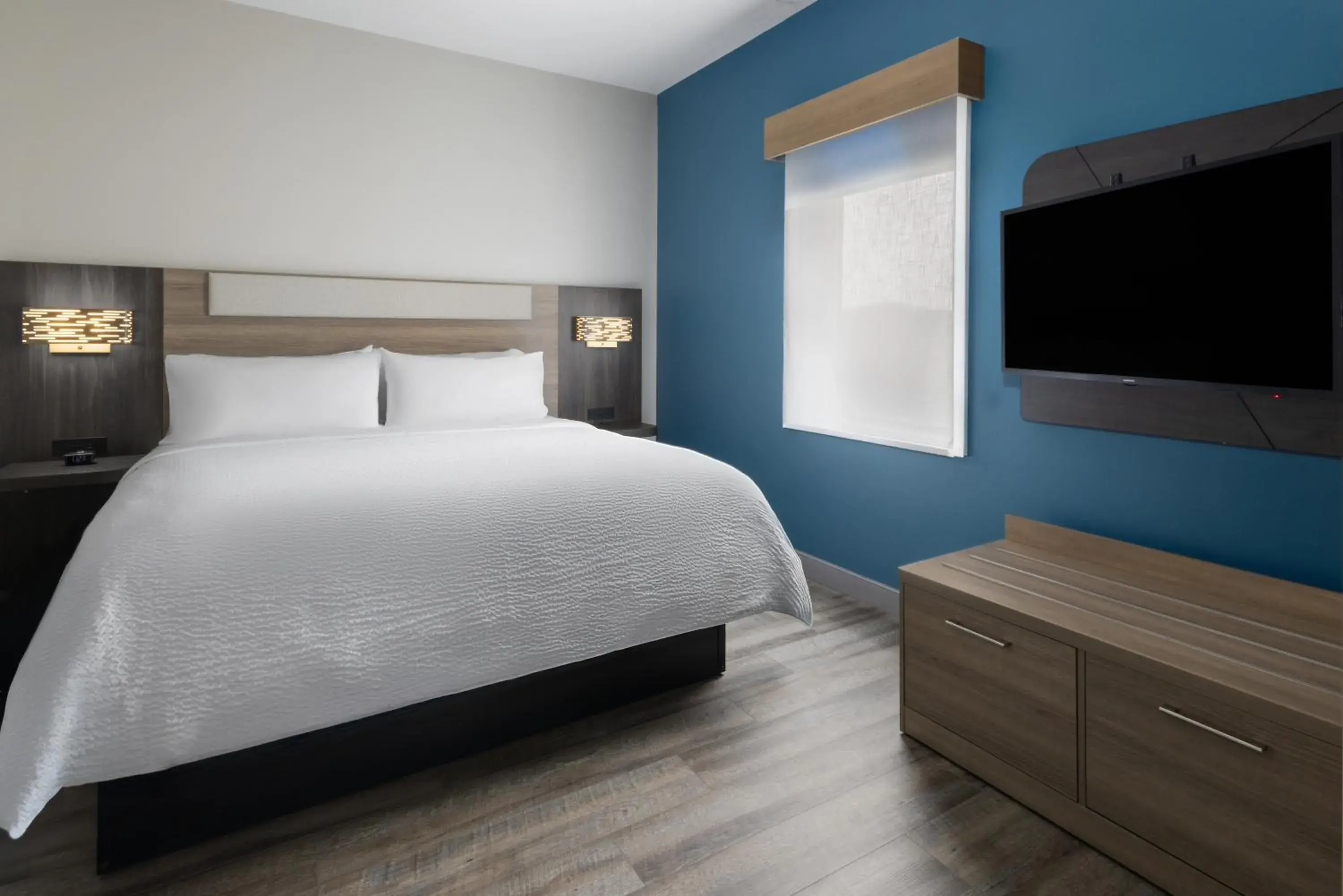 Bed in Holiday Inn Express & Suites Leesburg - Historic District by IHG Bed in Holiday Inn Express & Suites Leesburg - Historic District by IHG