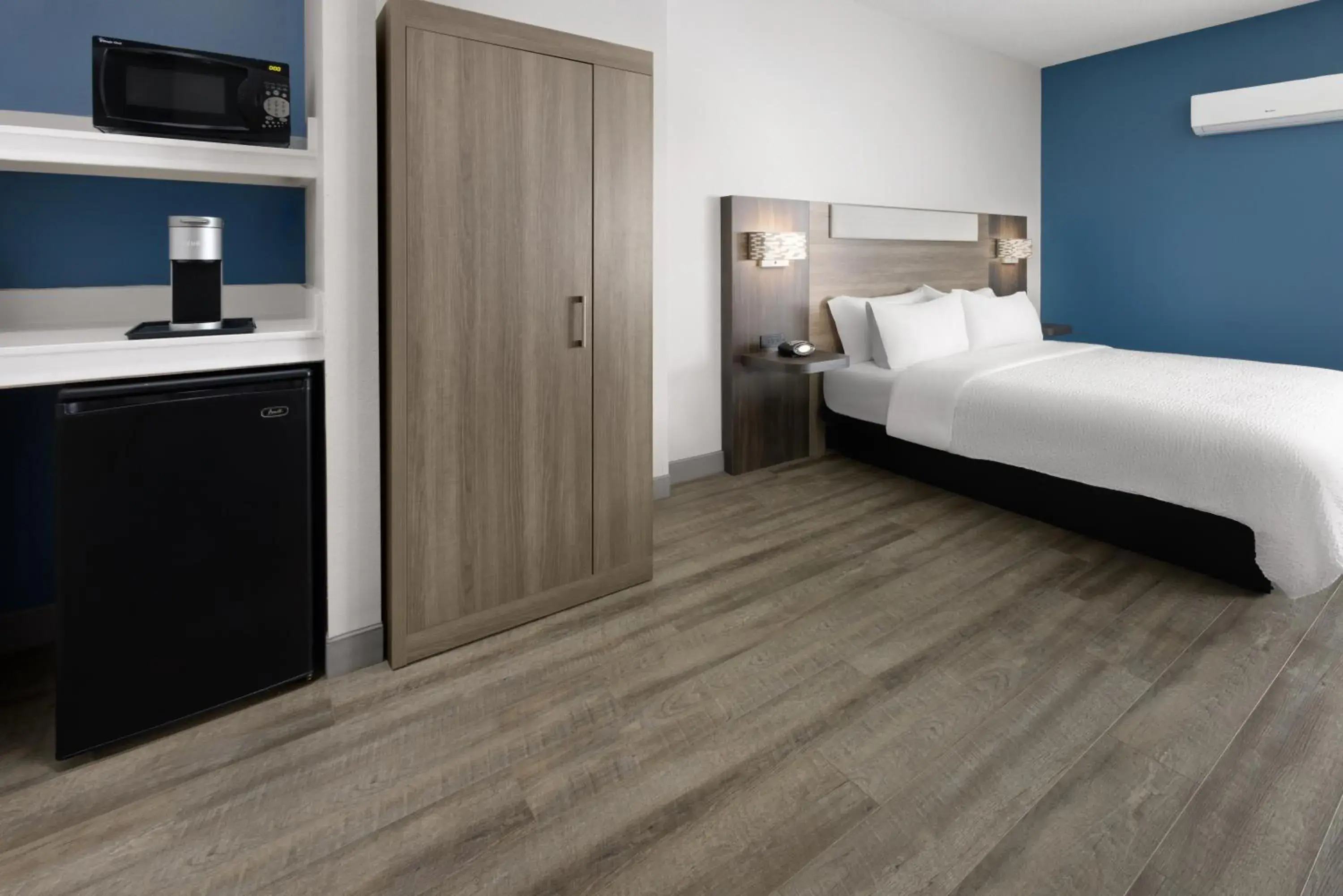 Bed in Holiday Inn Express & Suites Leesburg - Historic District by IHG Bed in Holiday Inn Express & Suites Leesburg - Historic District by IHG