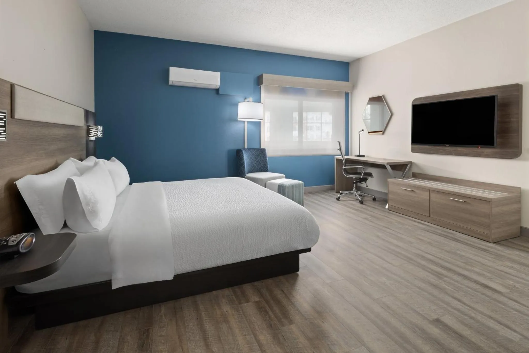 Photo of the whole room, Bed in Holiday Inn Express & Suites Leesburg - Historic District by IHG