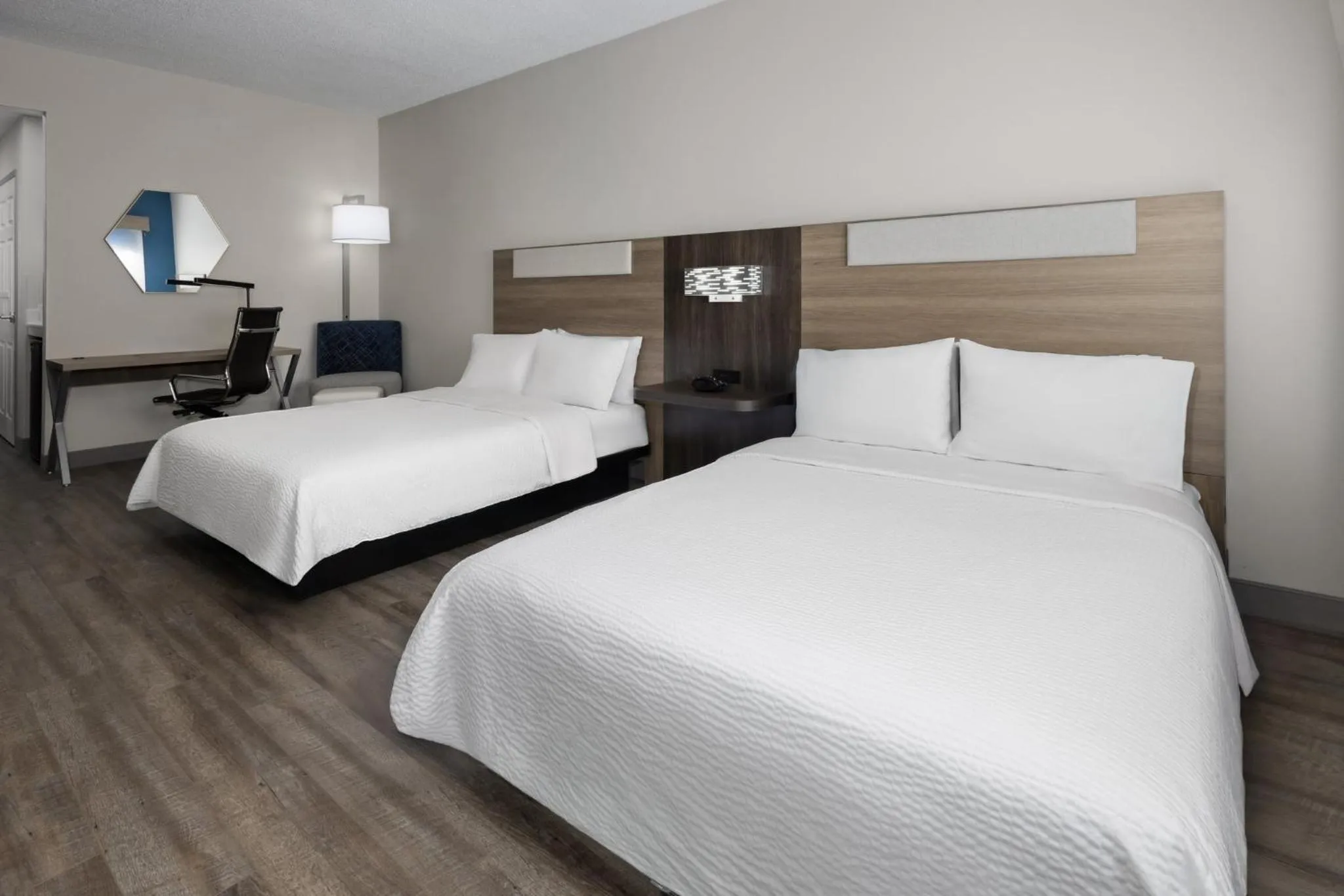 Photo of the whole room, Bed in Holiday Inn Express & Suites Leesburg - Historic District by IHG