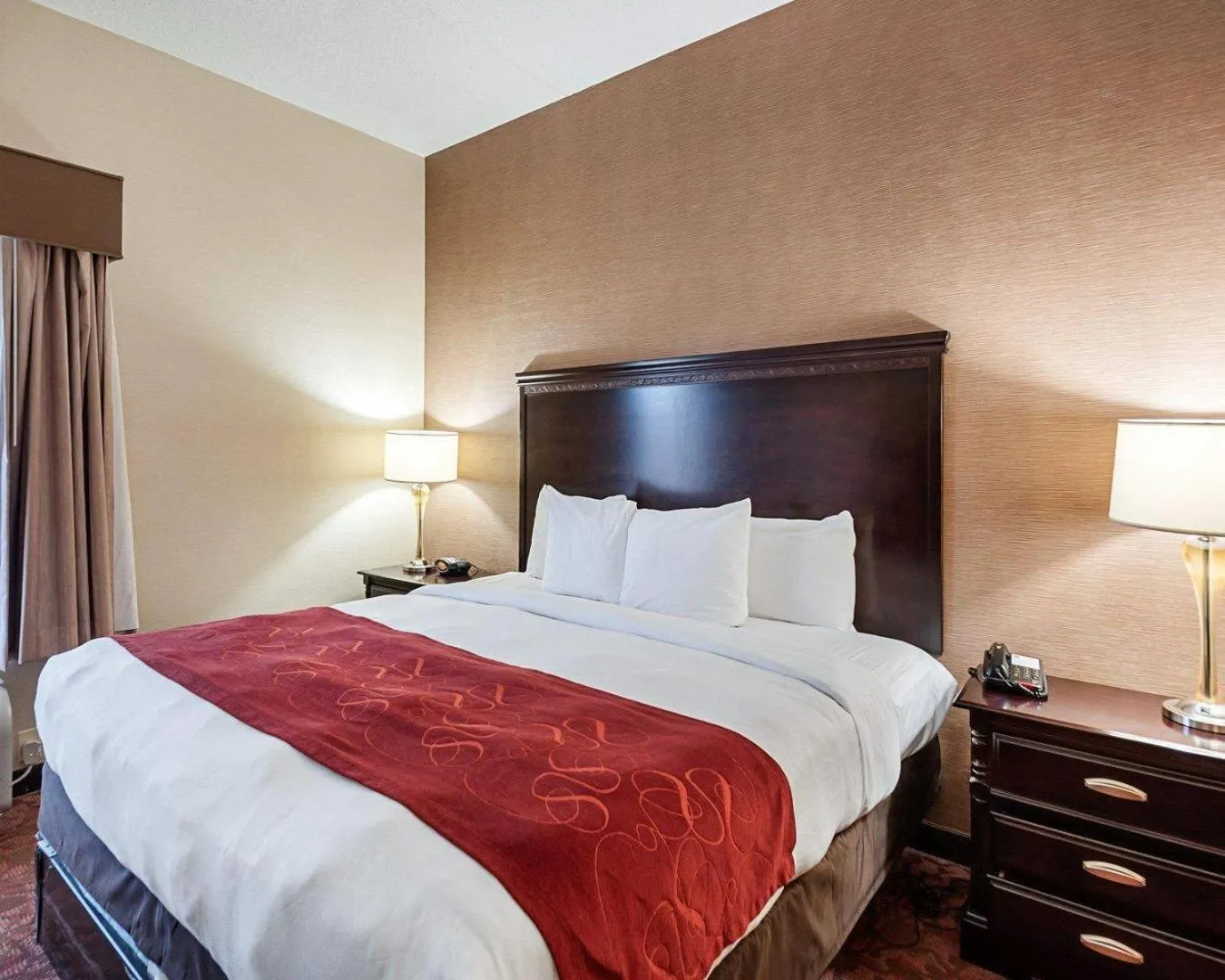 Bedroom, Bed in Comfort Suites Dulles Airport