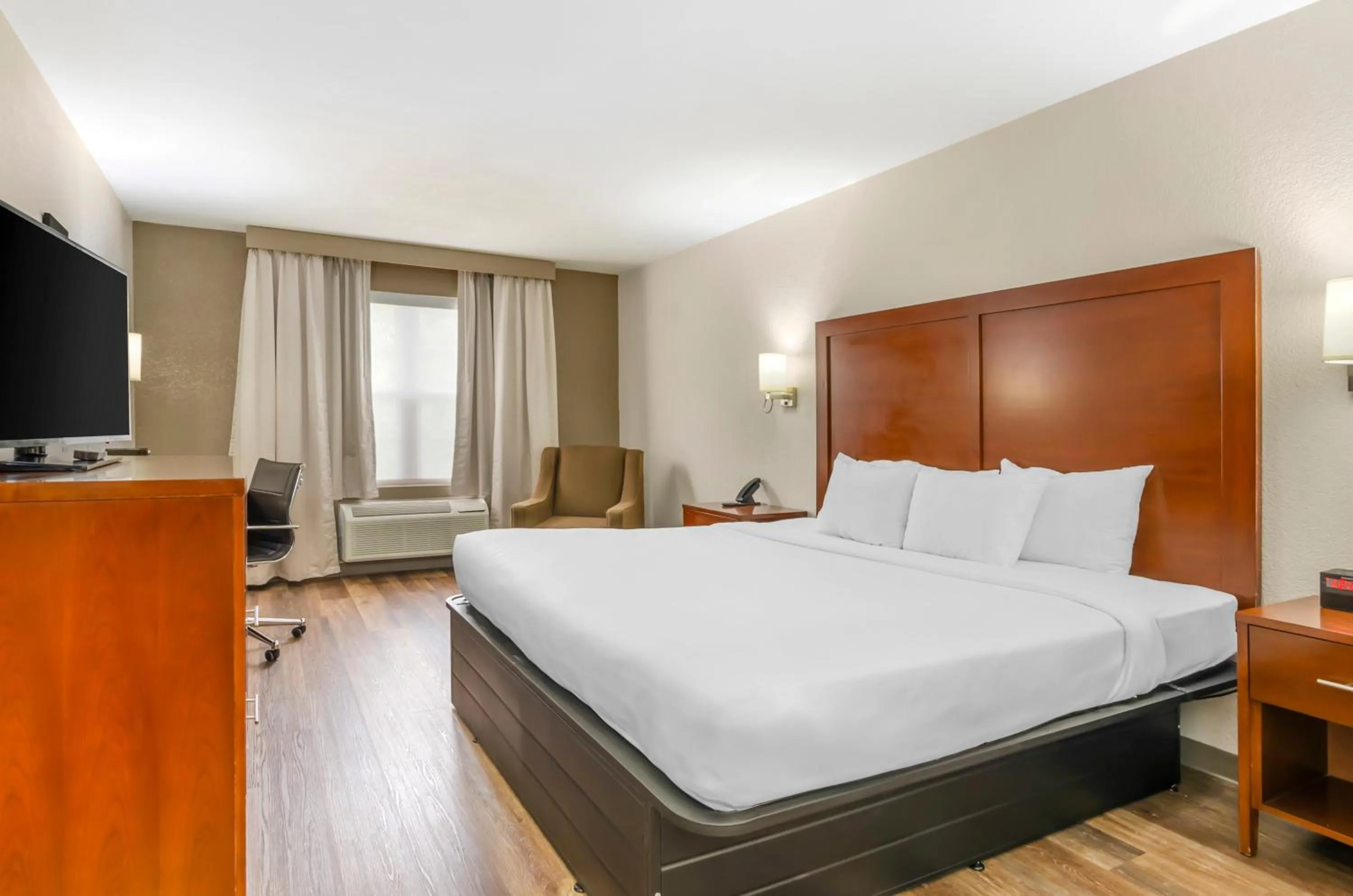 Bedroom, Bed in Comfort Inn Wytheville - Fort Chiswell